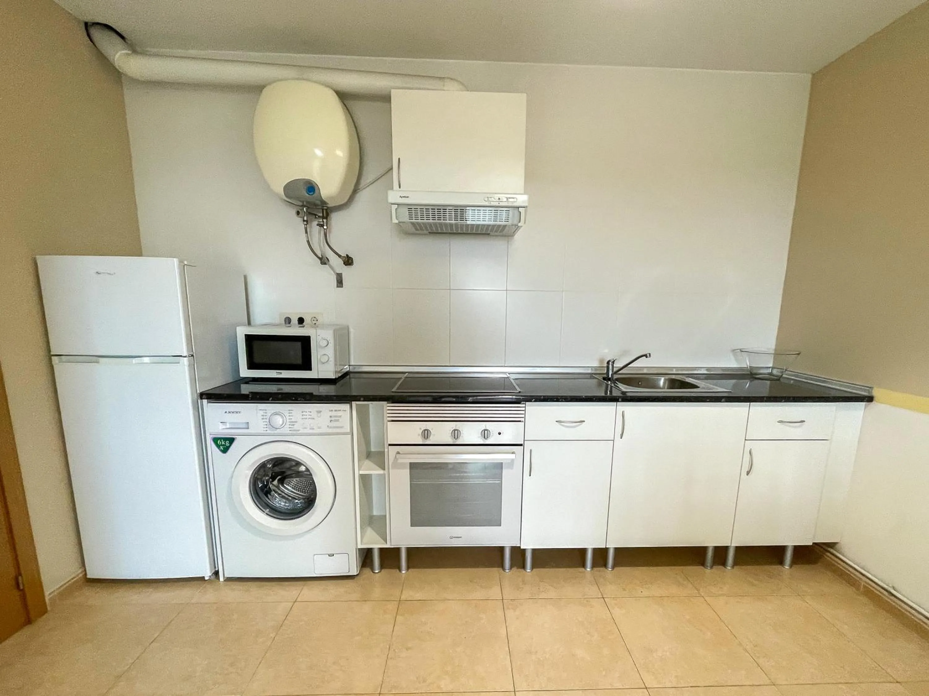 Kitchen or kitchenette in Alojamientos Playa de las Catedrales 3000