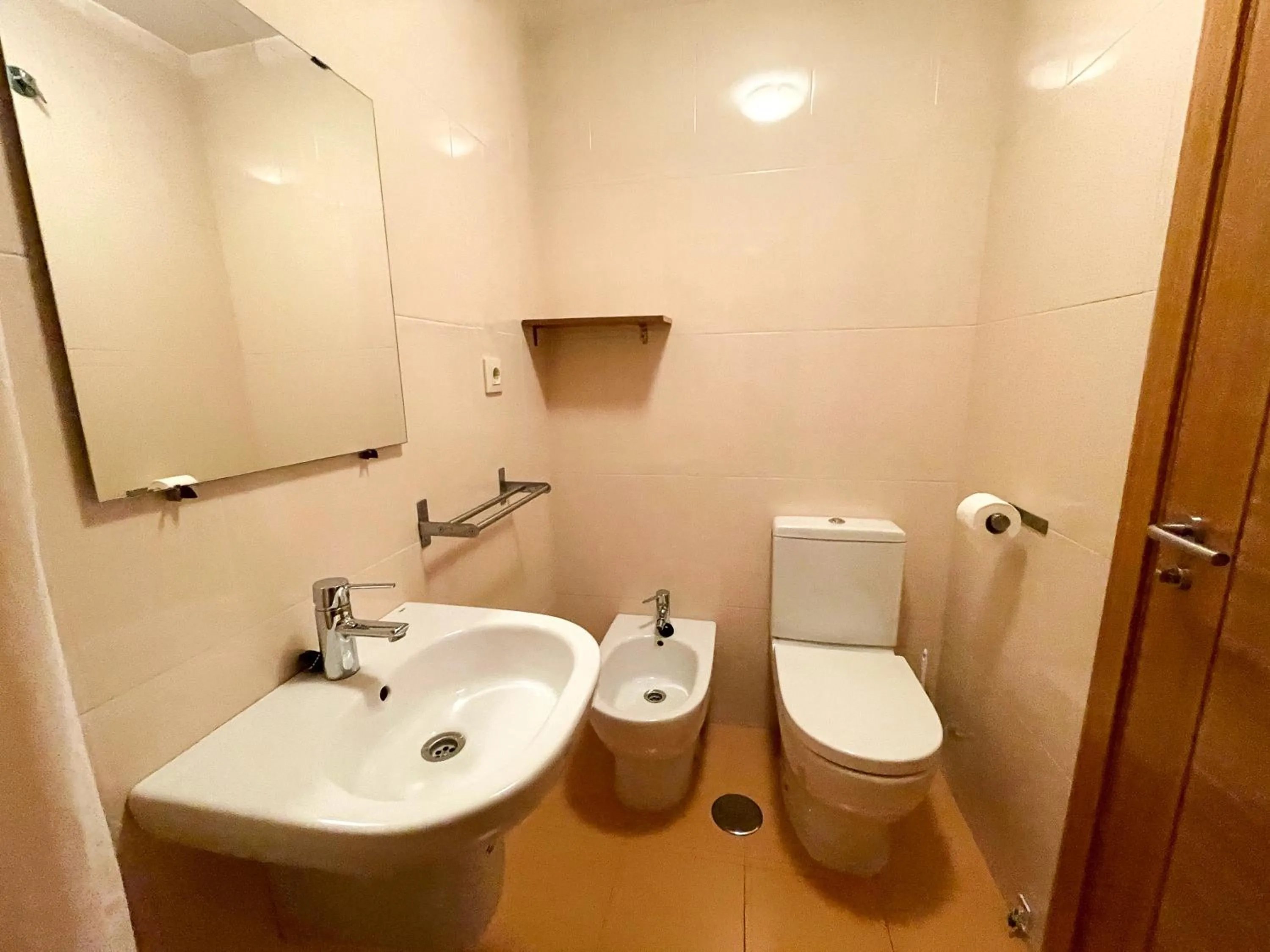 Toilet in Alojamientos Playa de las Catedrales 3000