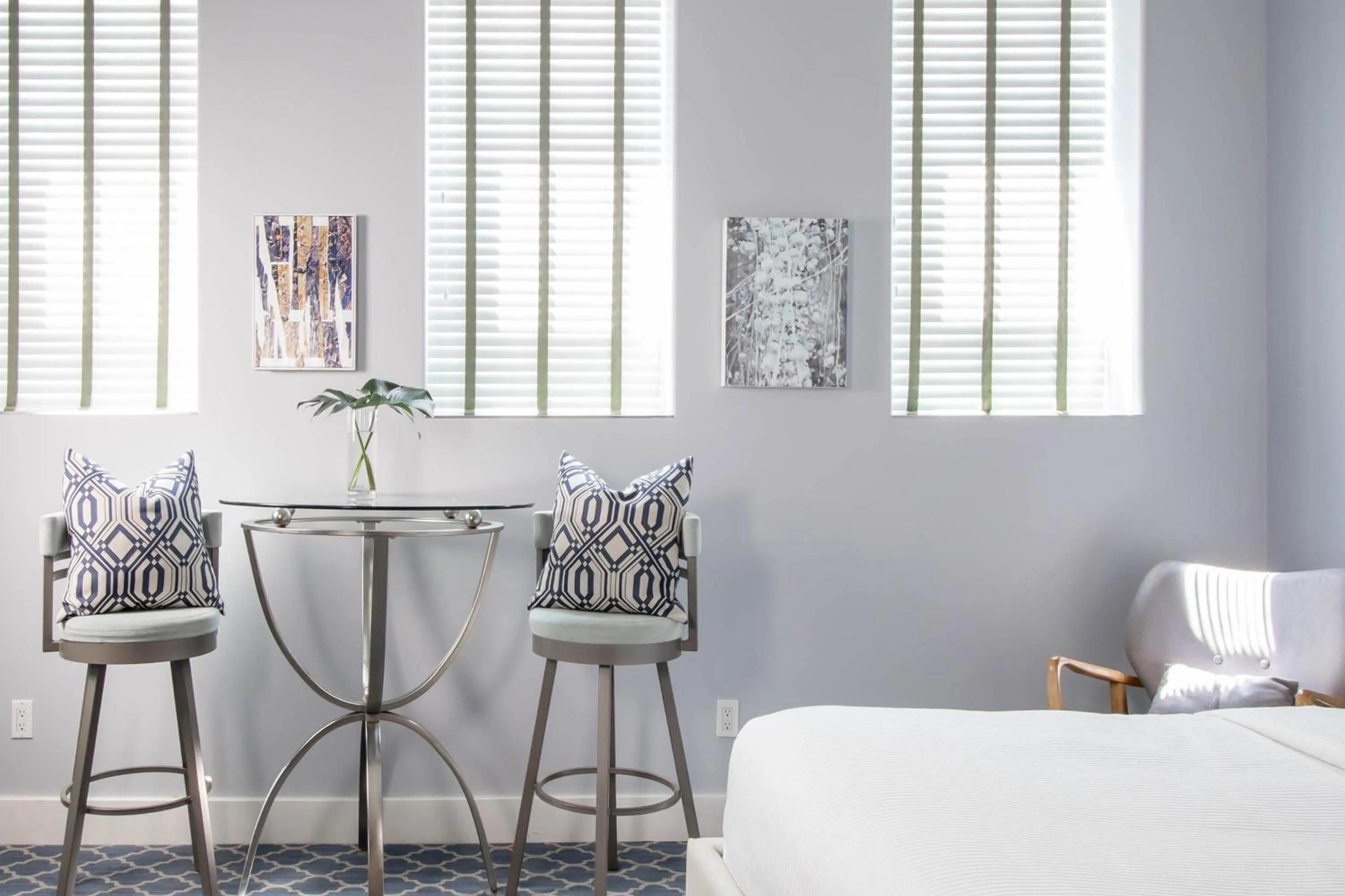 Seating area, Bed in Retro Suites Hotel