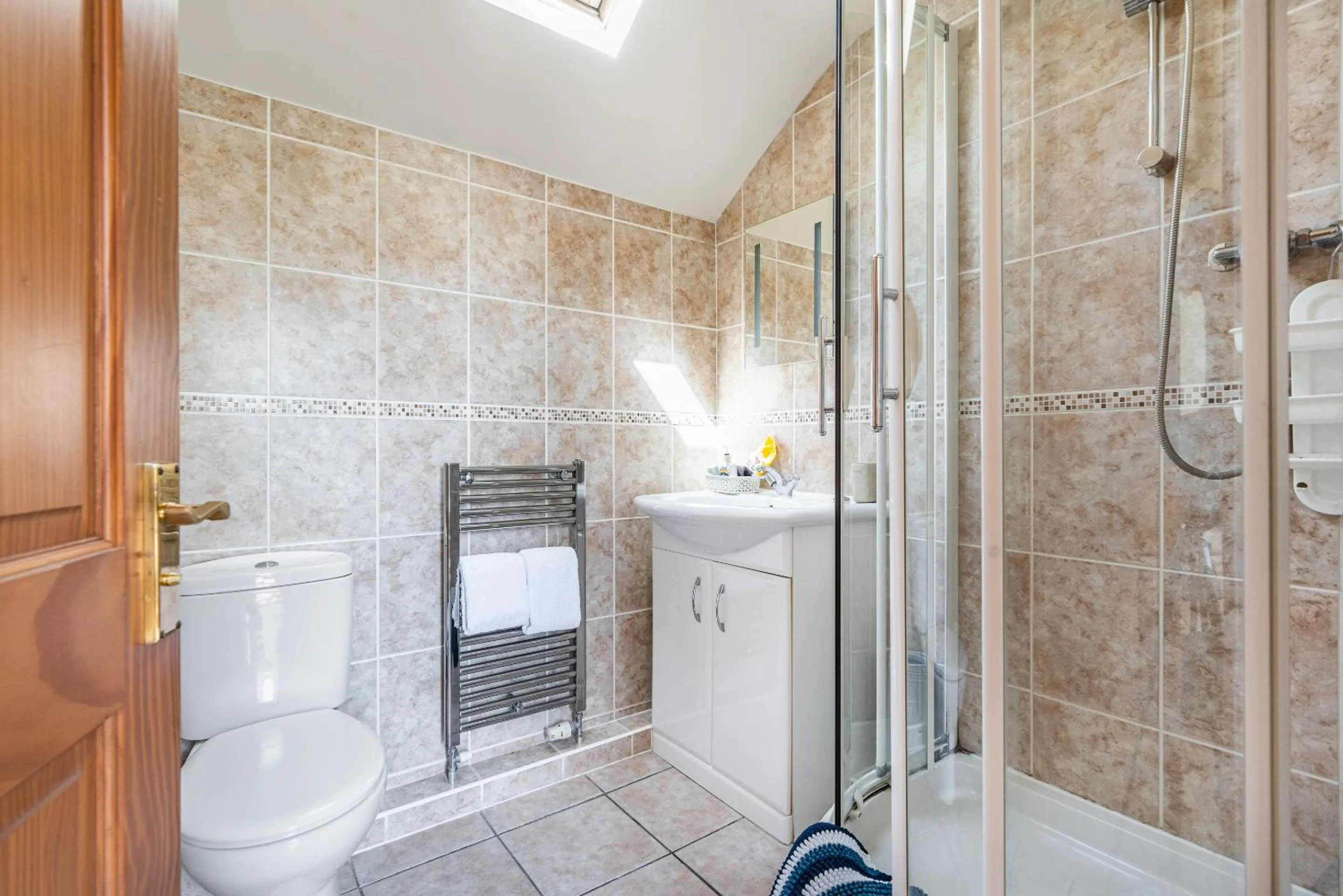 Bathroom in The Golden Fleece