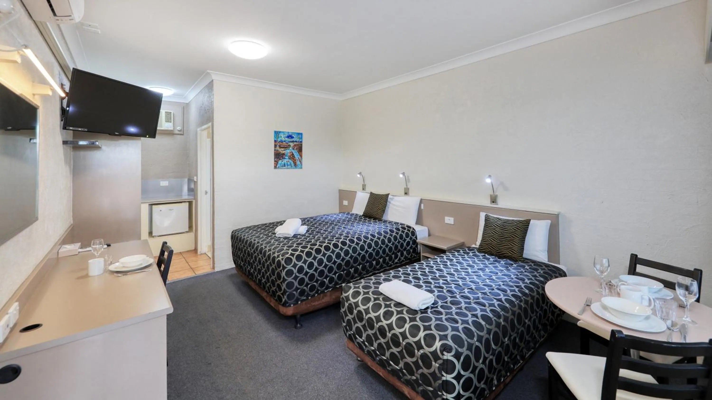 TV and multimedia, Bed in Sapphire City Motor Inn