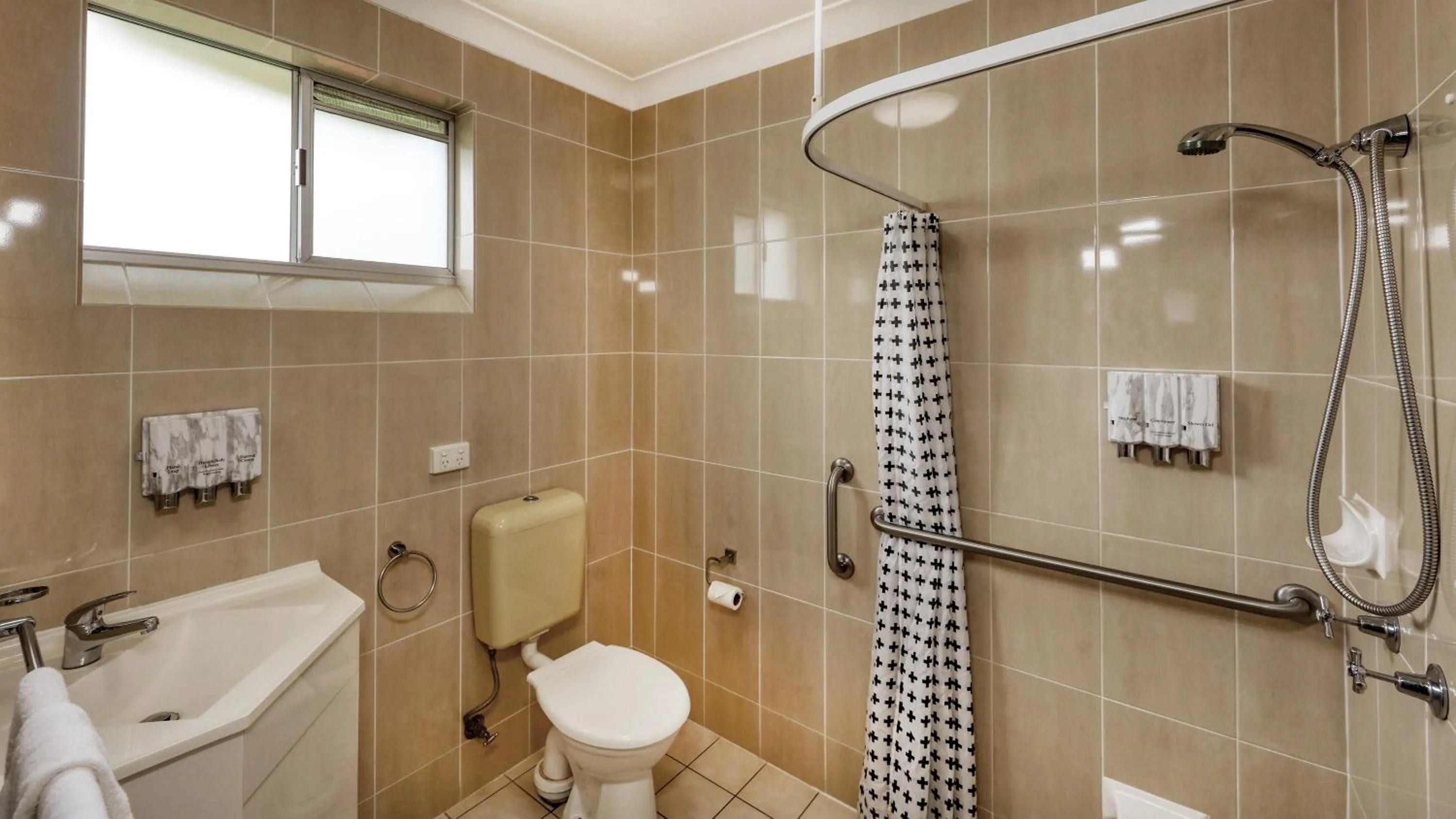 Bathroom in Sapphire City Motor Inn