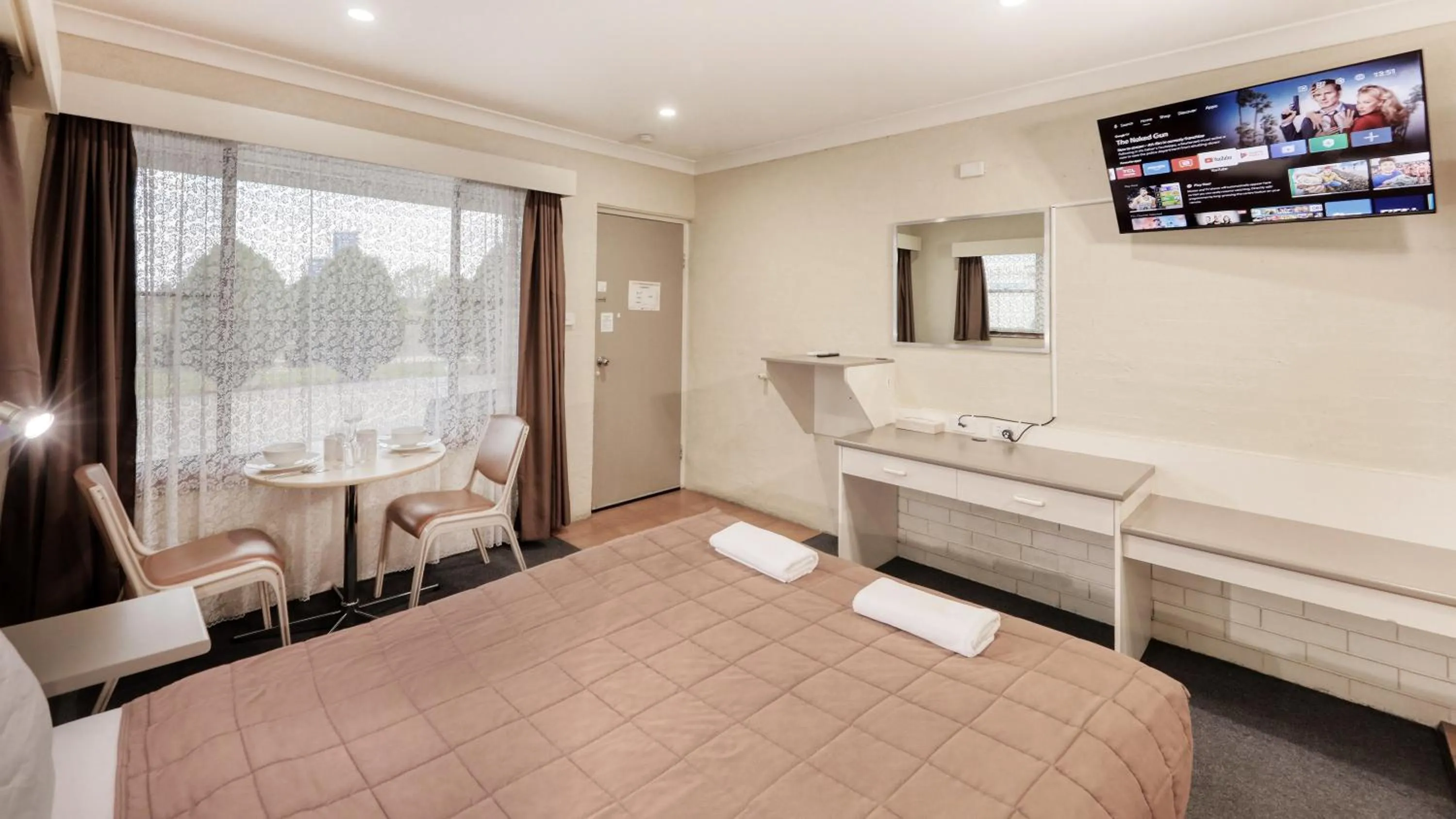 TV and multimedia, Bed in Sapphire City Motor Inn