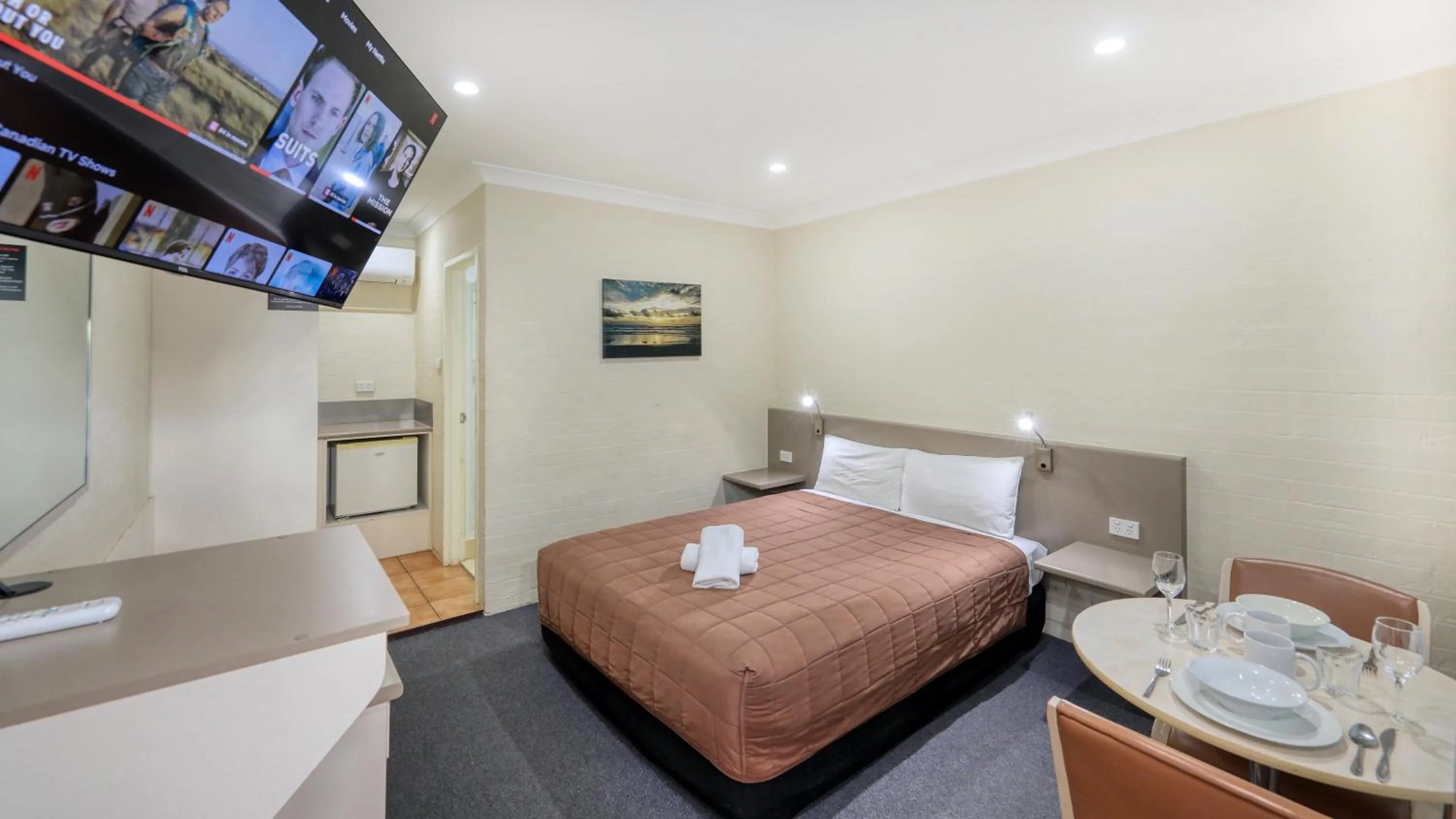 TV and multimedia, Bed in Sapphire City Motor Inn