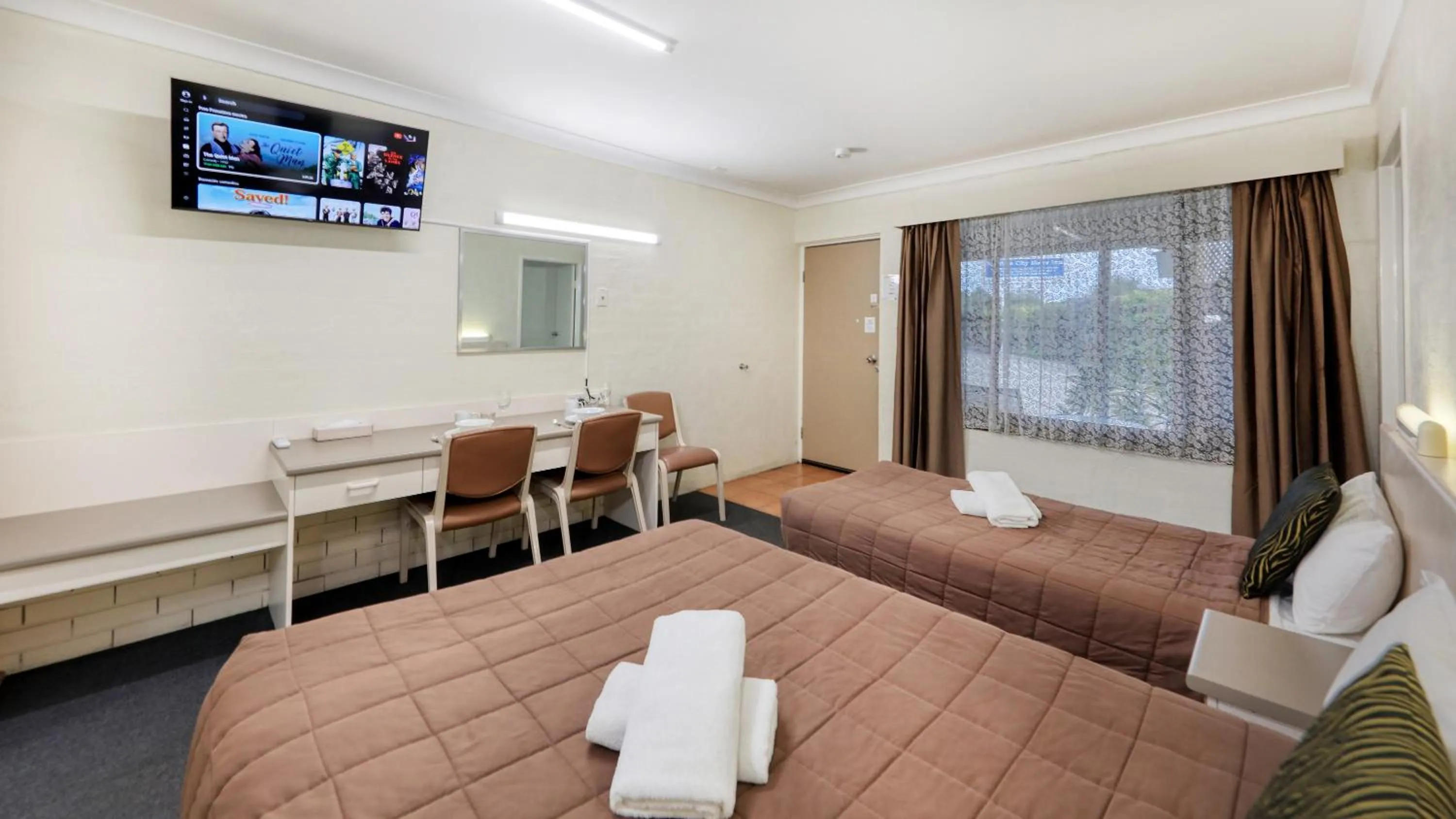 TV and multimedia, Bed in Sapphire City Motor Inn