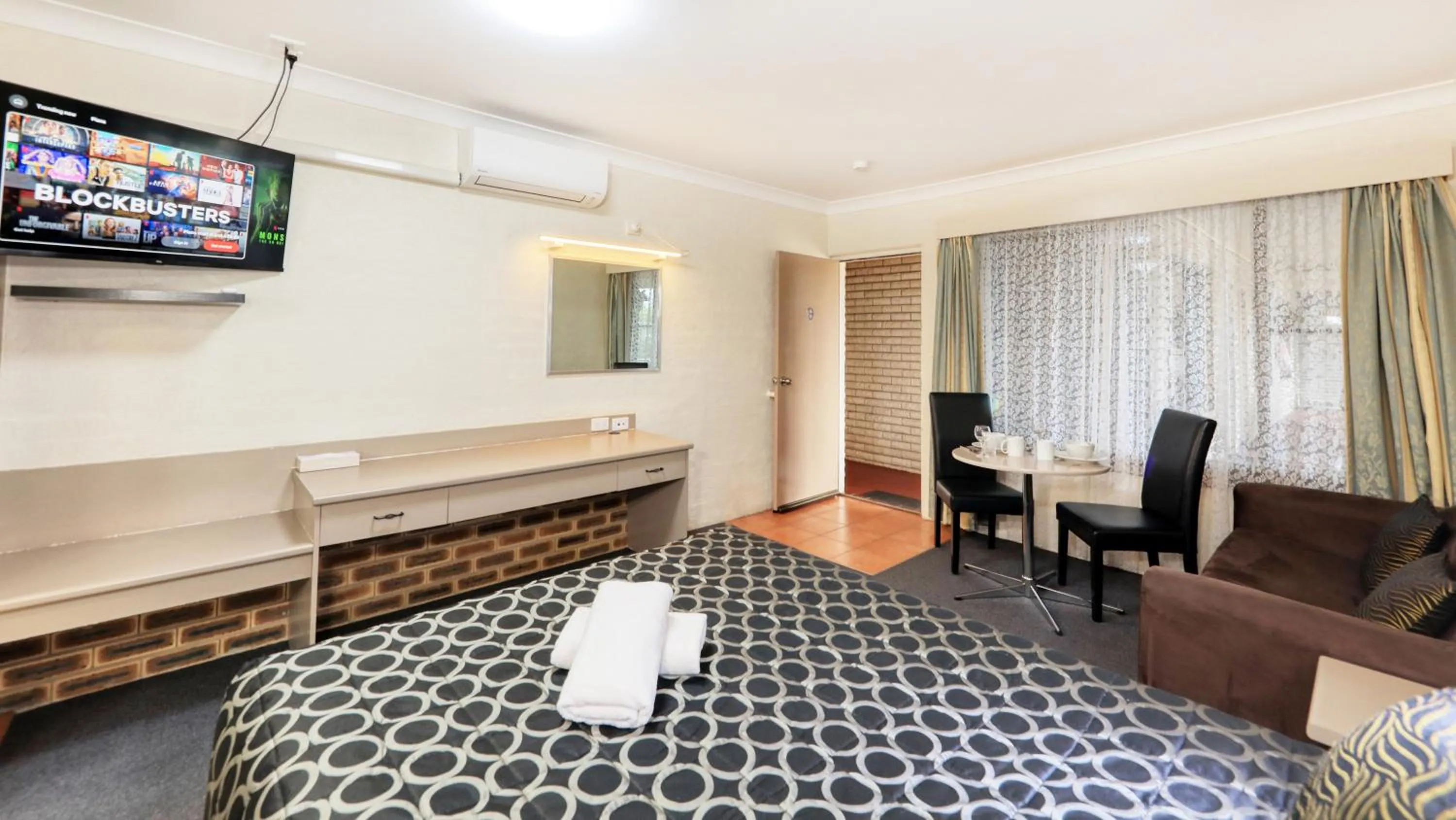 TV and multimedia, Bed in Sapphire City Motor Inn