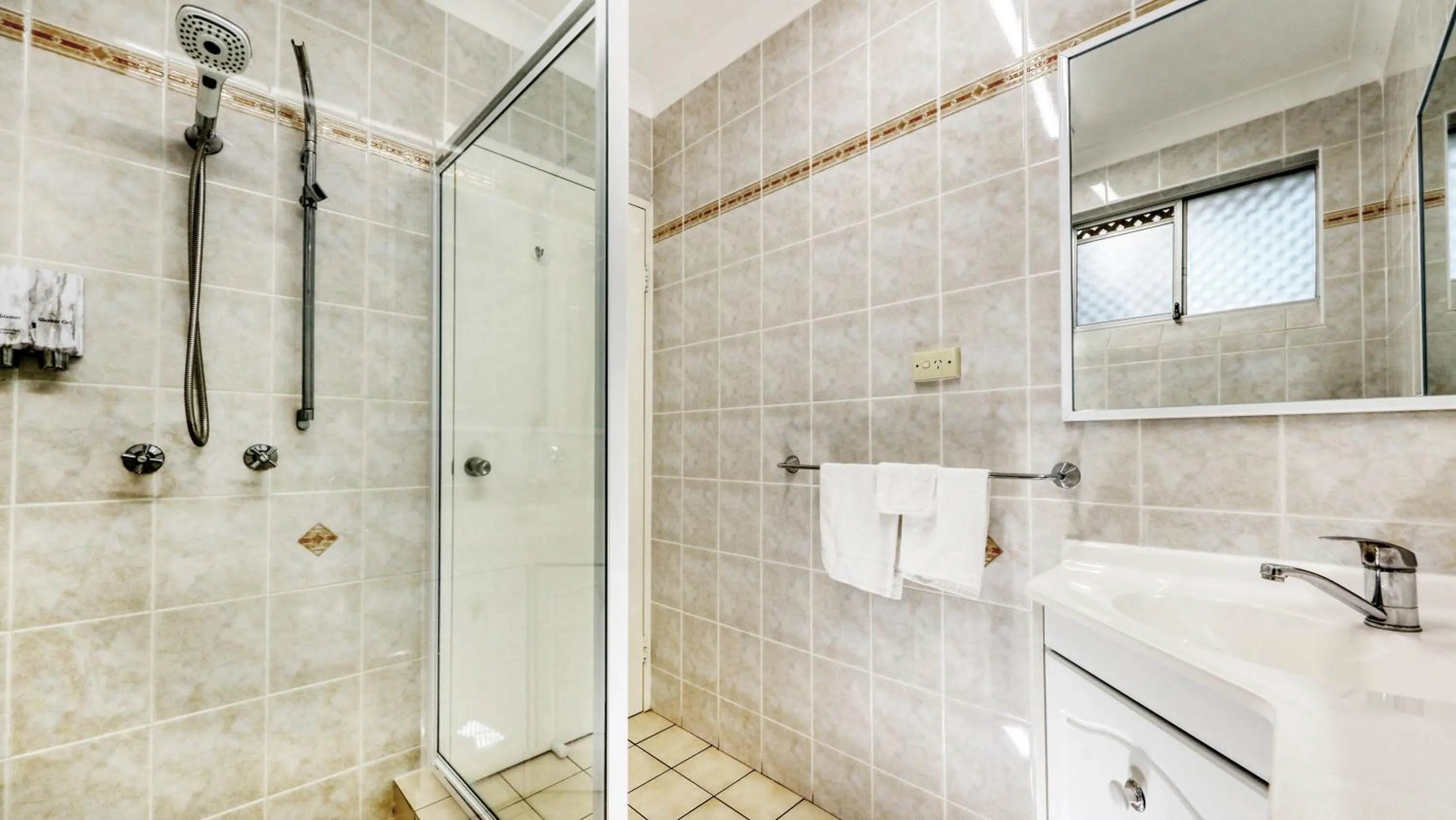 Bathroom in Sapphire City Motor Inn