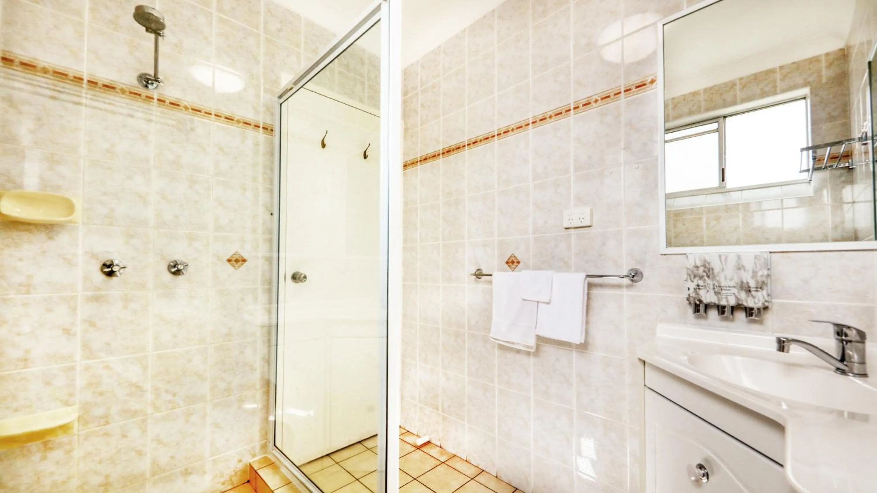 Bathroom in Sapphire City Motor Inn