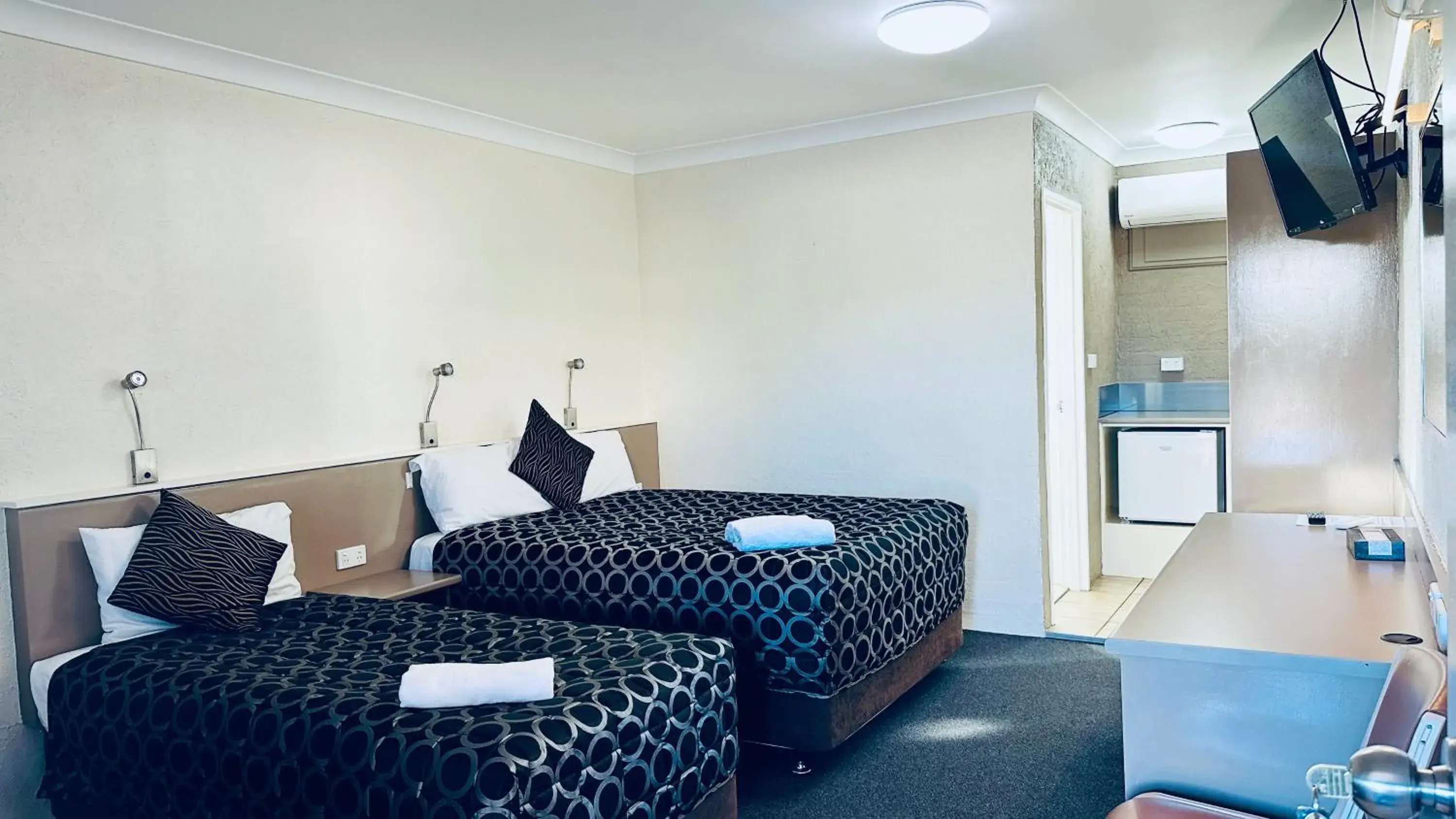 Twin Room in Sapphire City Motor Inn Twin Room in Sapphire City Motor Inn