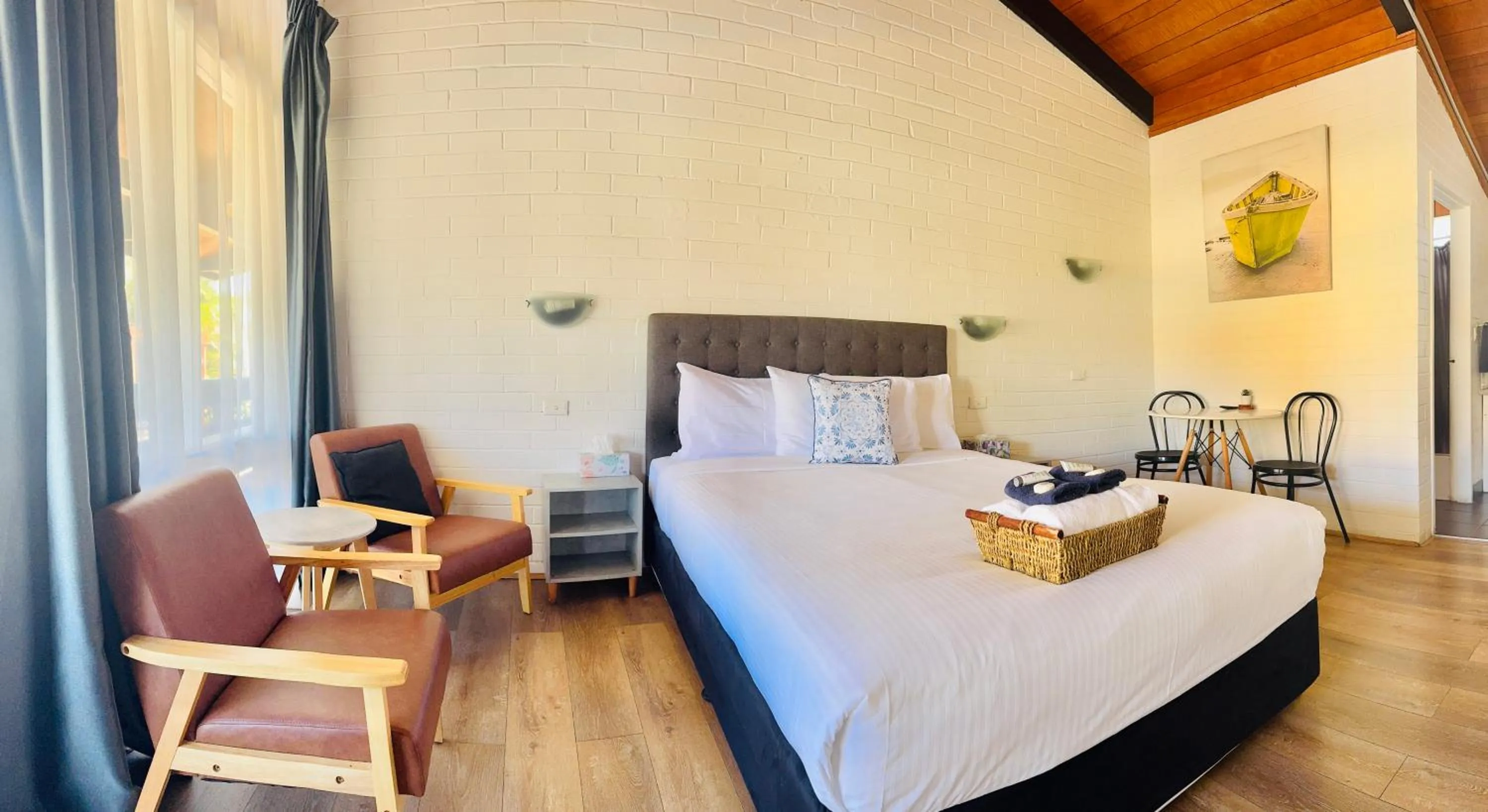 Photo of the whole room, Bed in Jetty Motel The Entrance