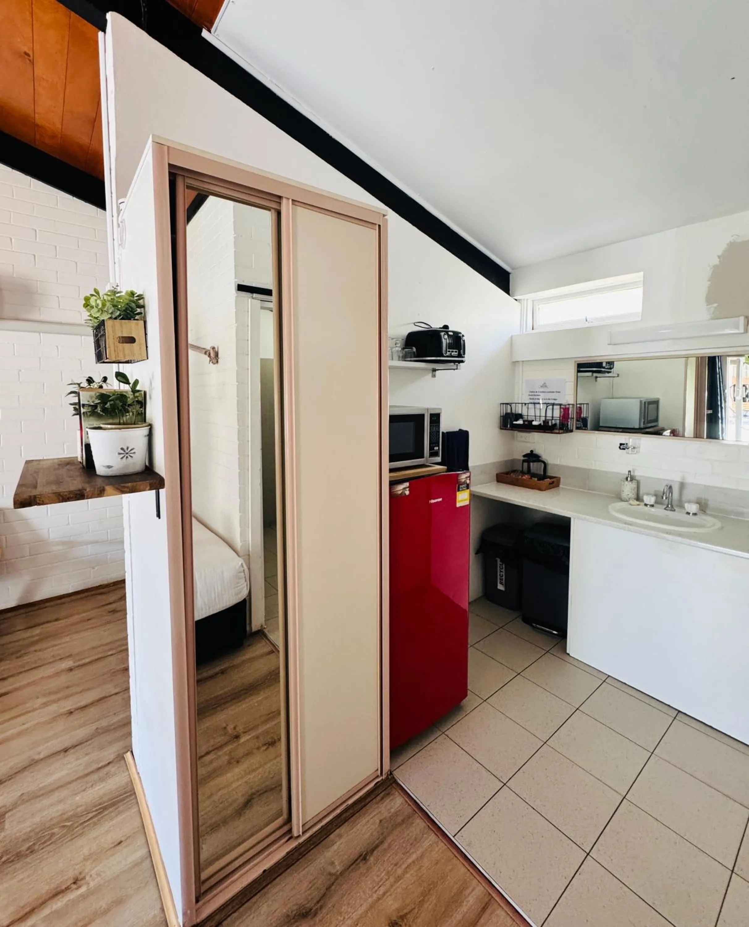 Kitchen or kitchenette, Bed in Jetty Motel The Entrance