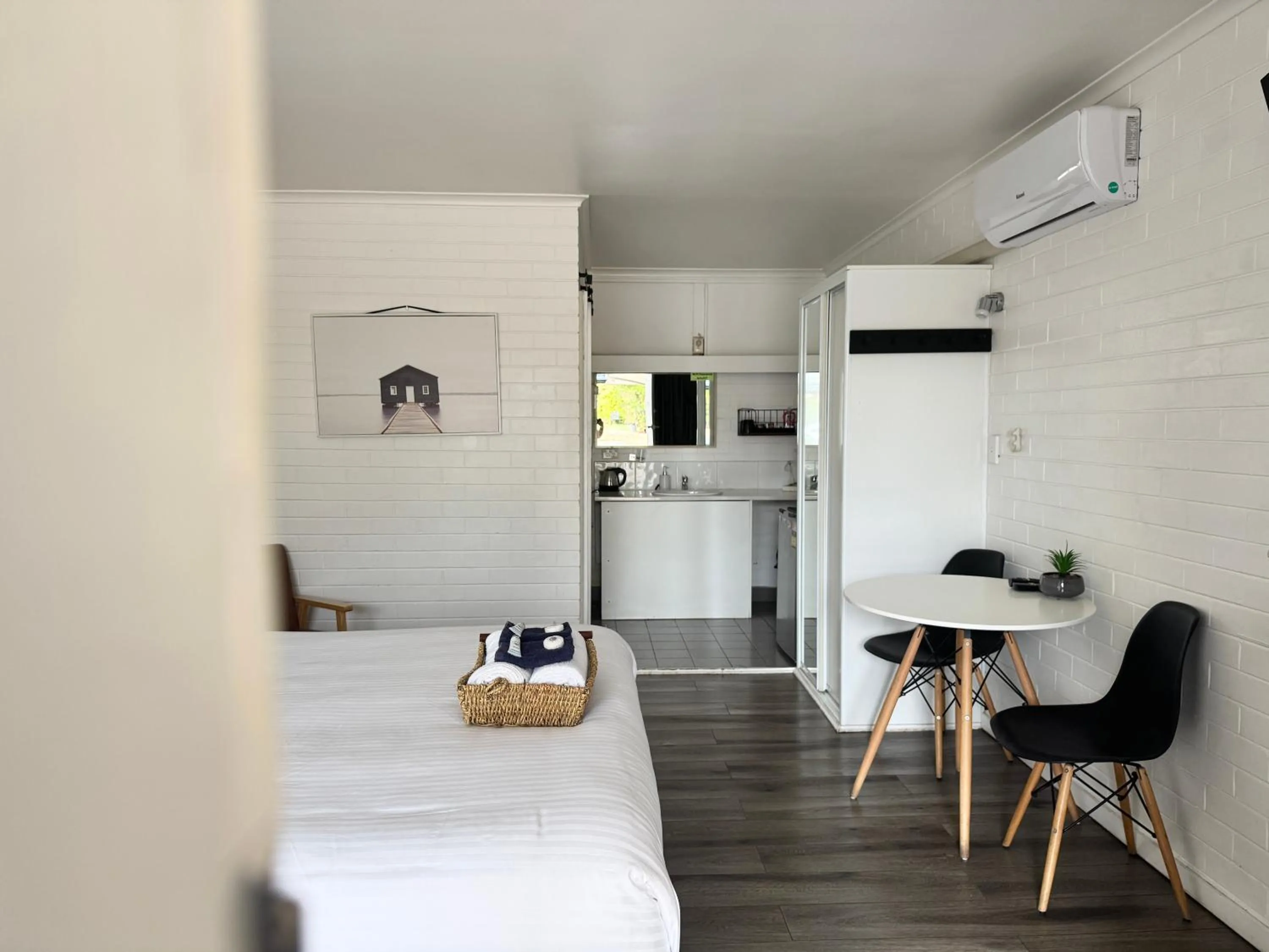 Kitchen or kitchenette, Bed in Jetty Motel The Entrance