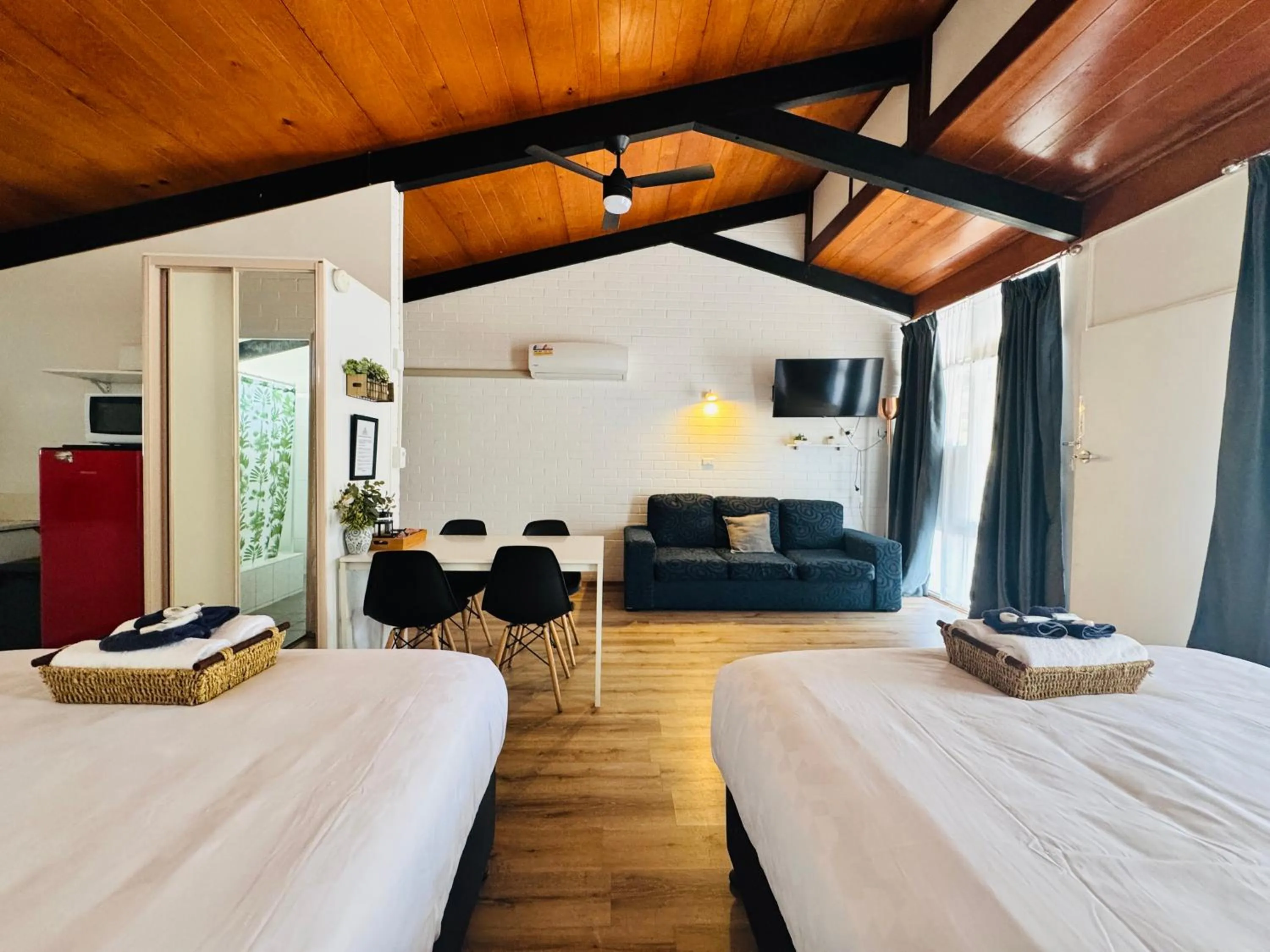 Photo of the whole room, Bed in Jetty Motel The Entrance