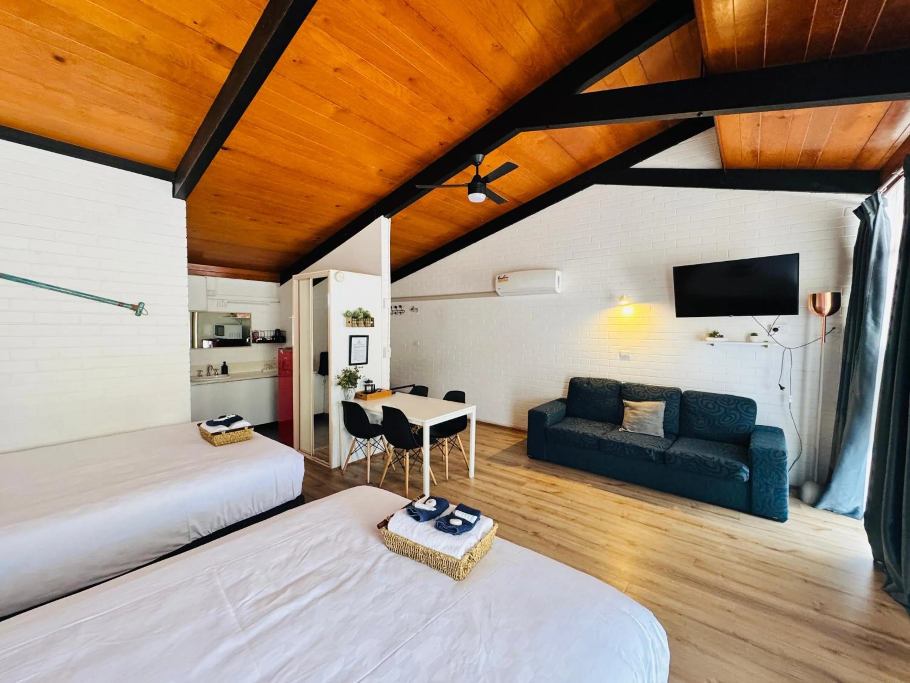 Photo of the whole room, Bed in Jetty Motel The Entrance