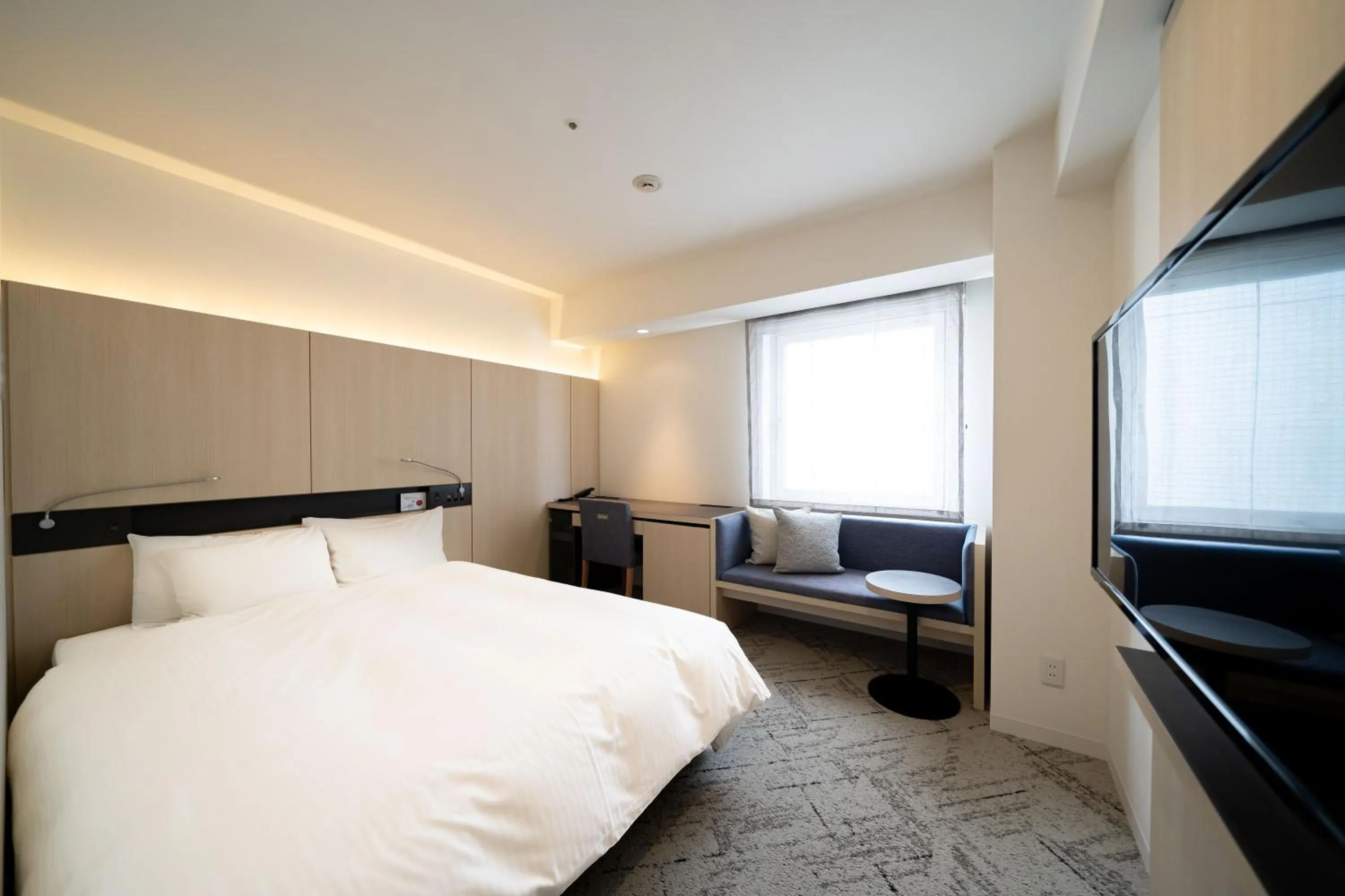 Bed in Hotel Sunroute Tokushima