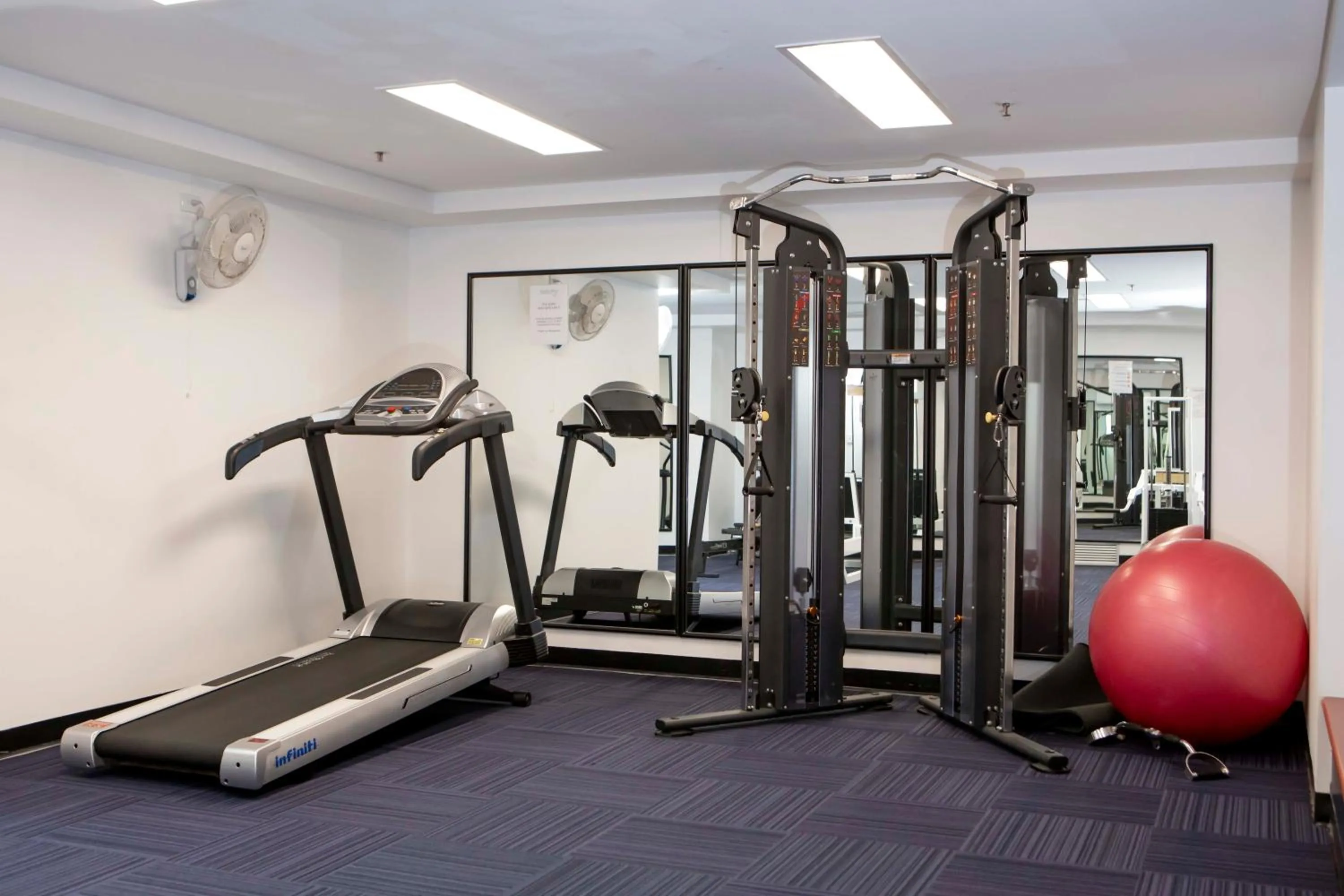 Fitness centre/facilities in Pacific Plaza Apartments