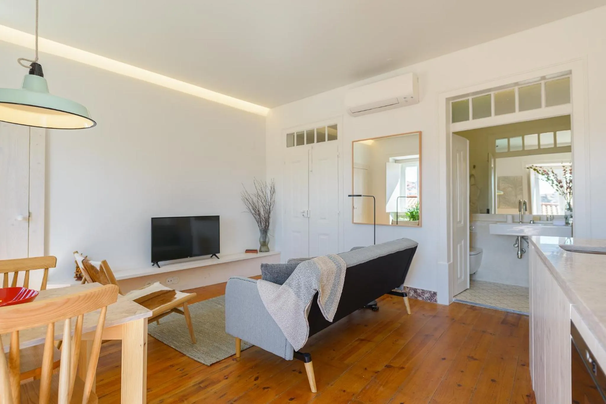 Communal lounge/ TV room in Dona Graca Lisbon Apartments