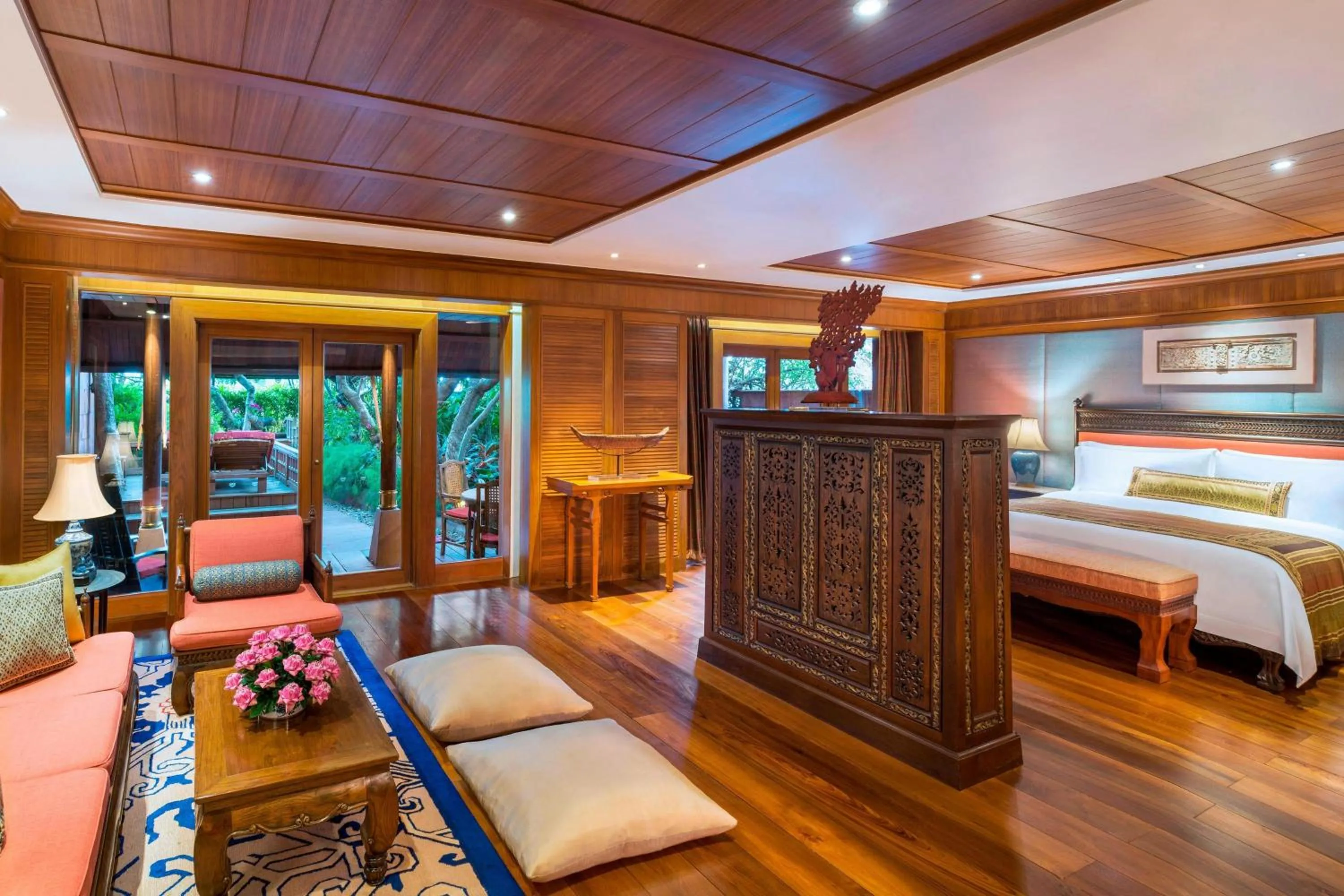 Living room, Bed in Sheraton Grande Sukhumvit, a Luxury Collection Hotel, Bangkok