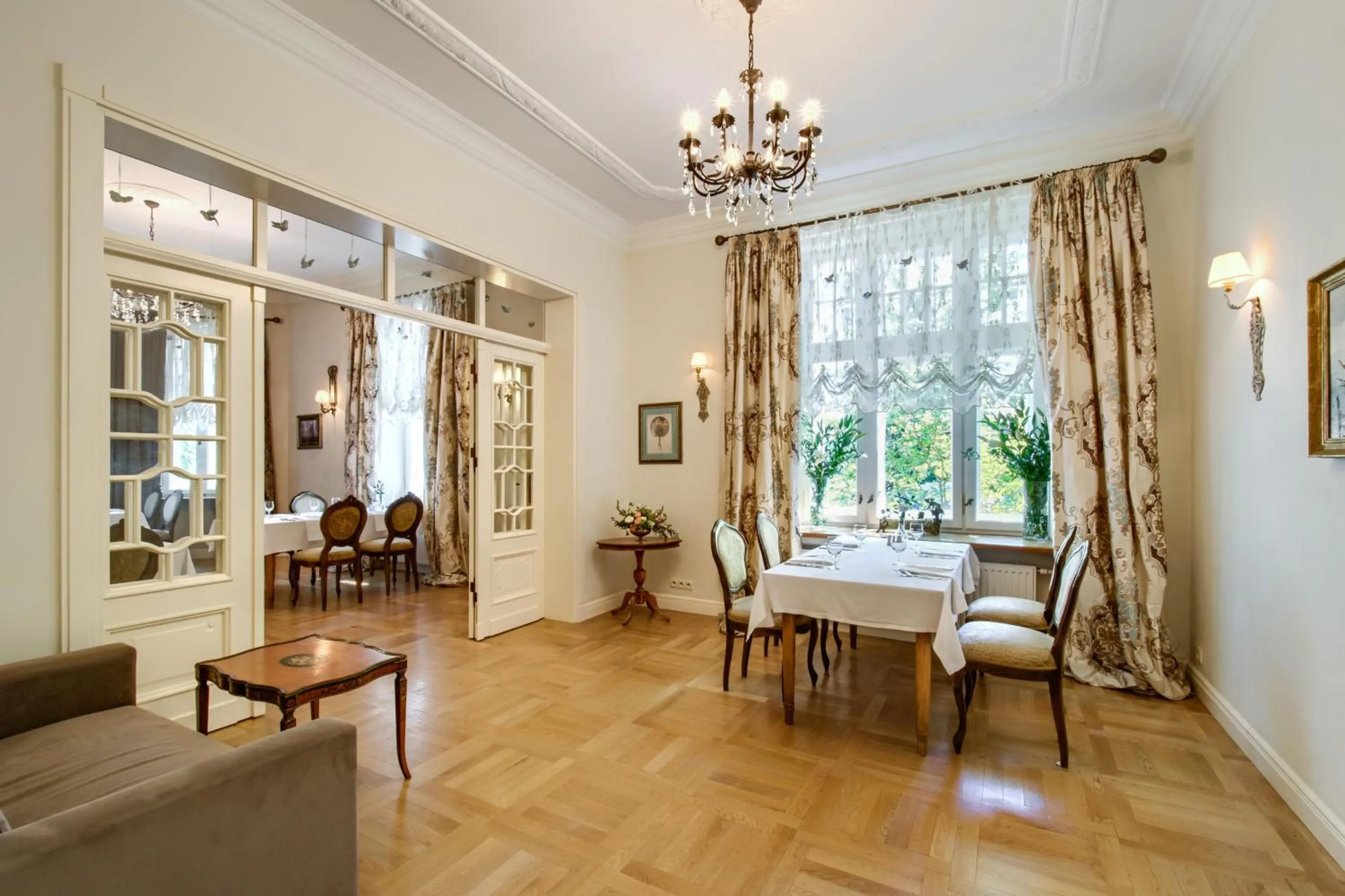 Restaurant/places to eat in Pałac Zdunowo