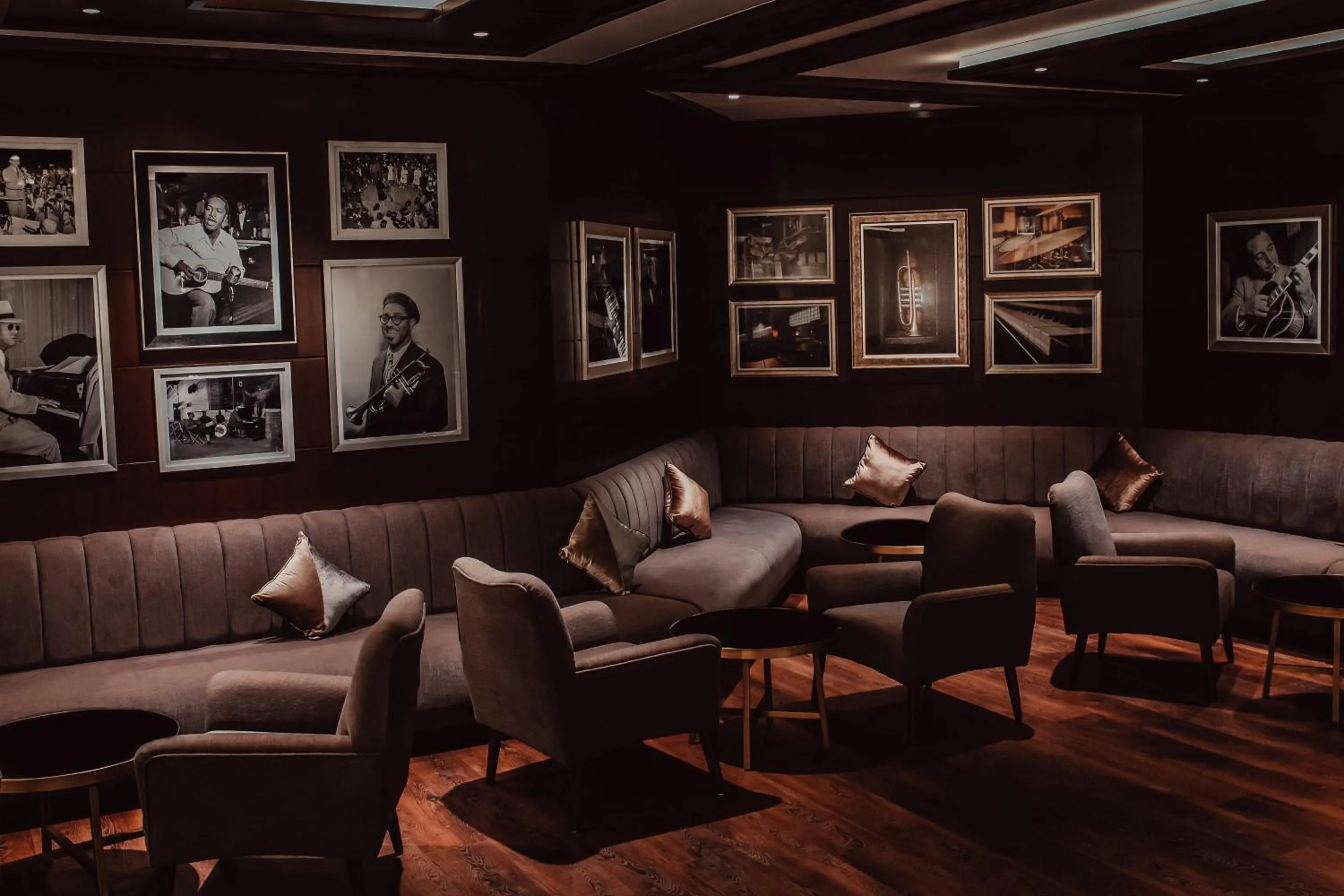 Lounge or bar in Al Bustan Palace, a Ritz-Carlton Hotel