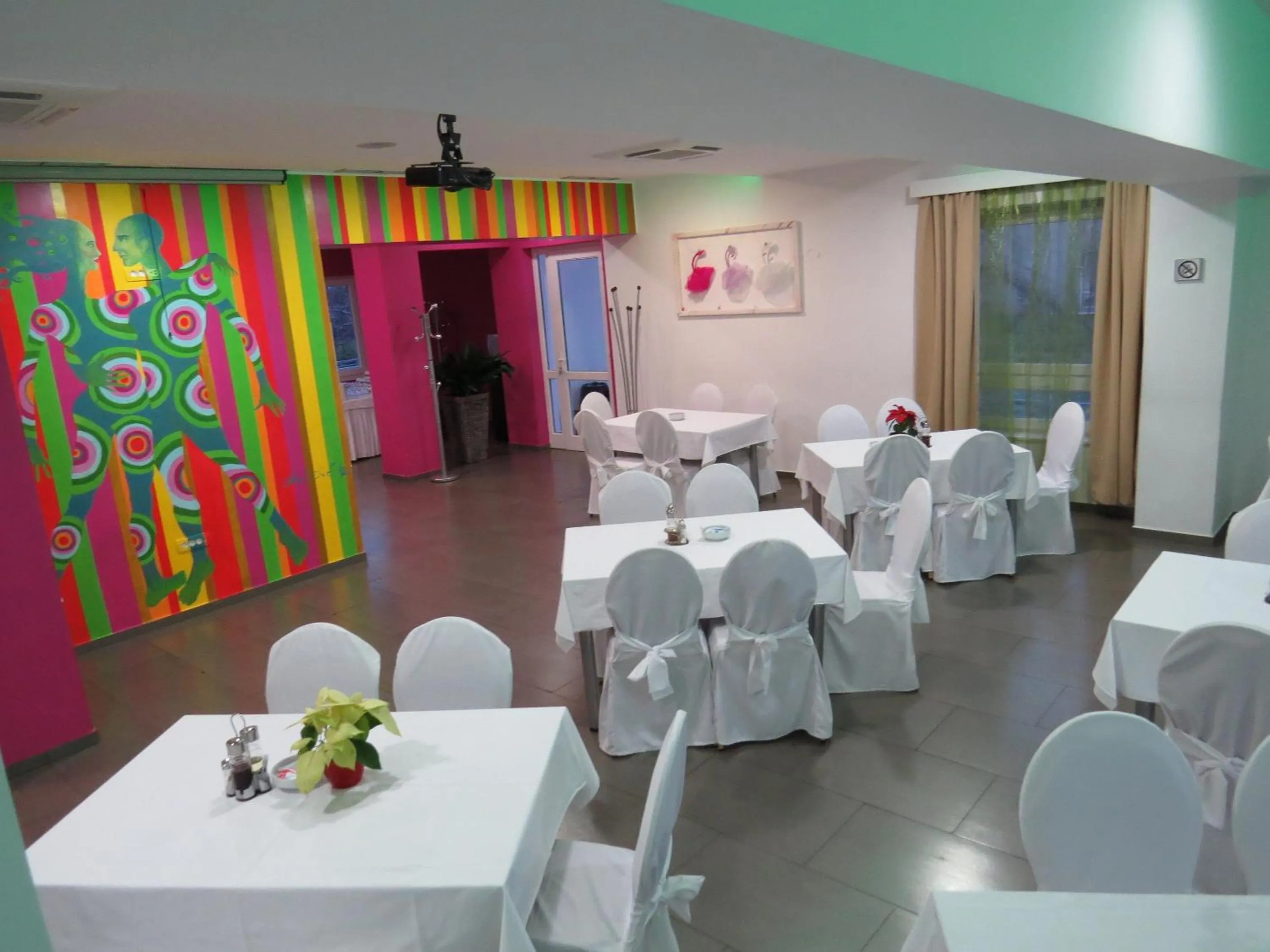 Restaurant/places to eat in Hotel Ballet School