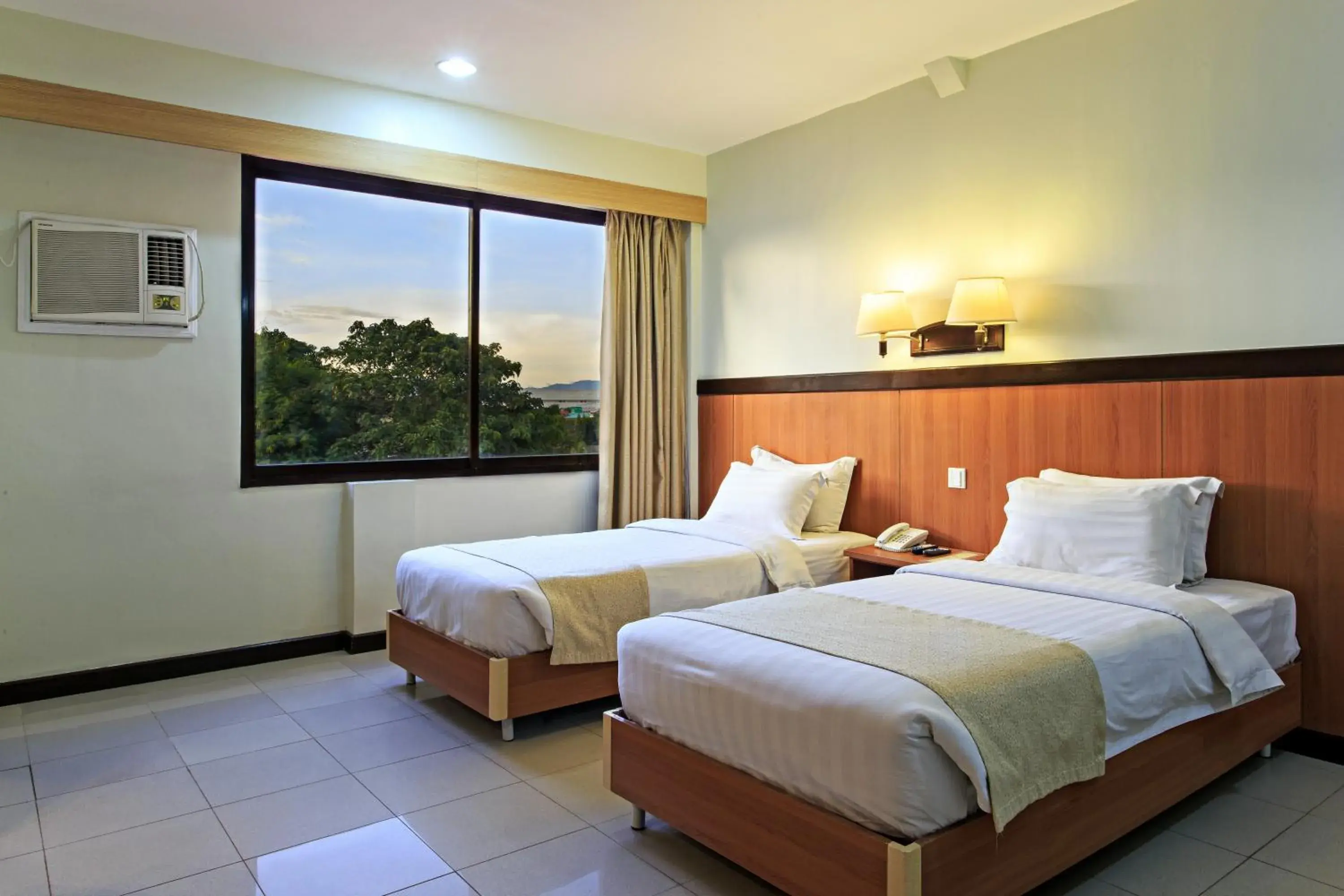 Deluxe Twin Room in The Orchard Cebu Hotel & Suites powered by Cocotel Deluxe Twin Room in The Orchard Cebu Hotel & Suites powered by Cocotel