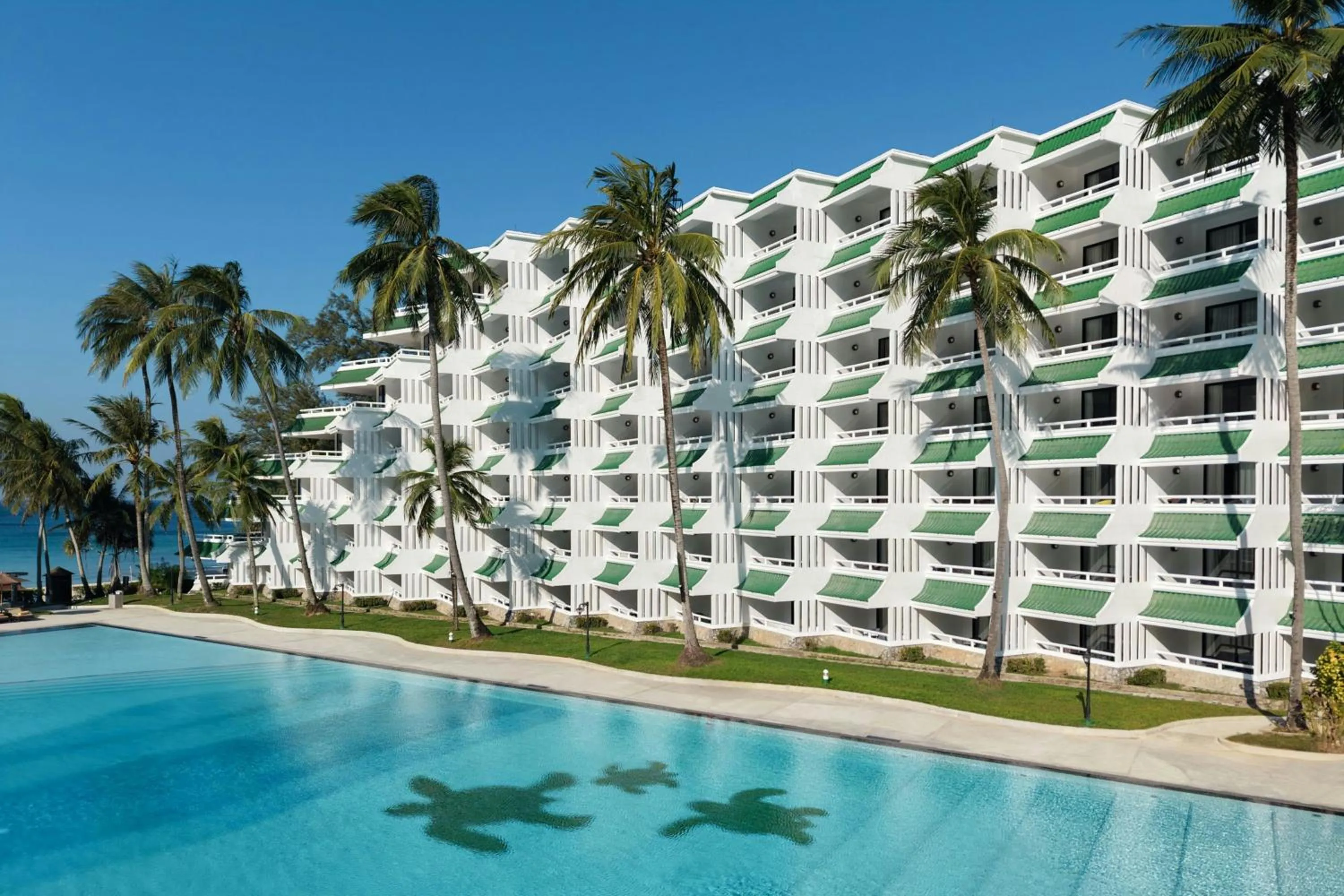 Swimming pool in Le Meridien Phuket Beach Resort