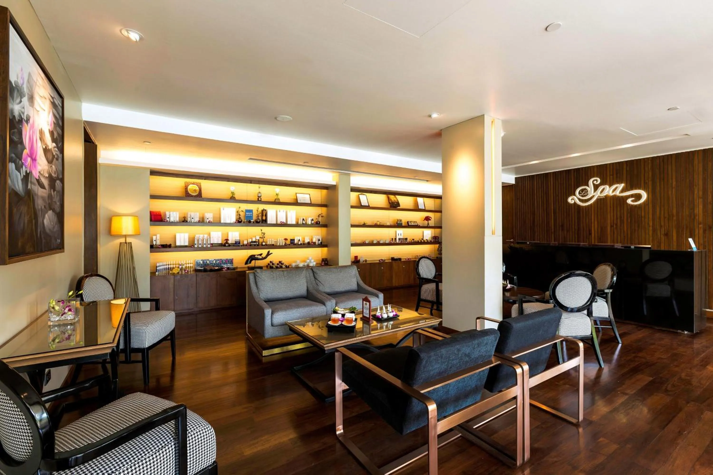 Lounge or bar in Le Meridien Phuket Beach Resort