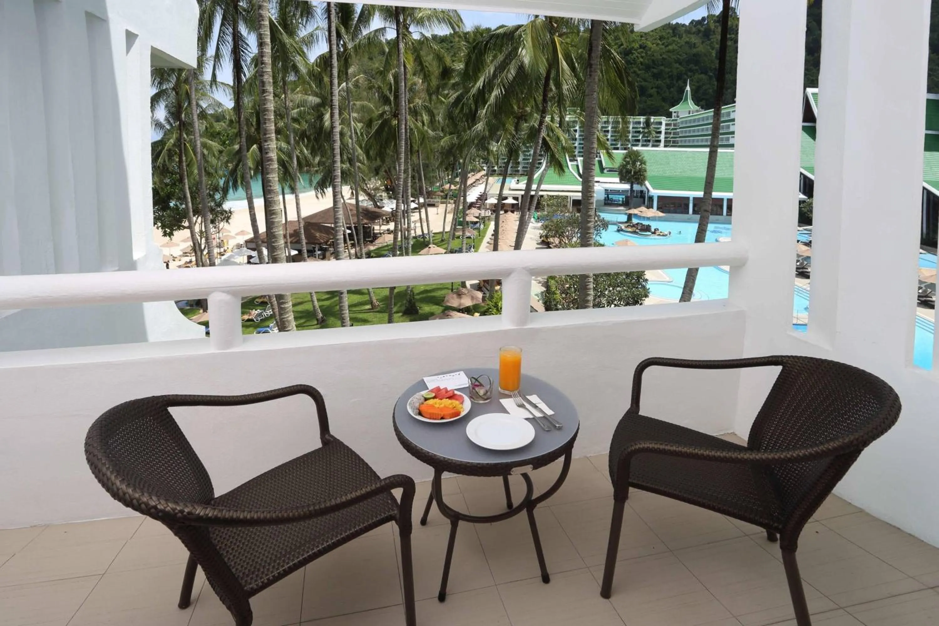 Swimming pool in Le Meridien Phuket Beach Resort