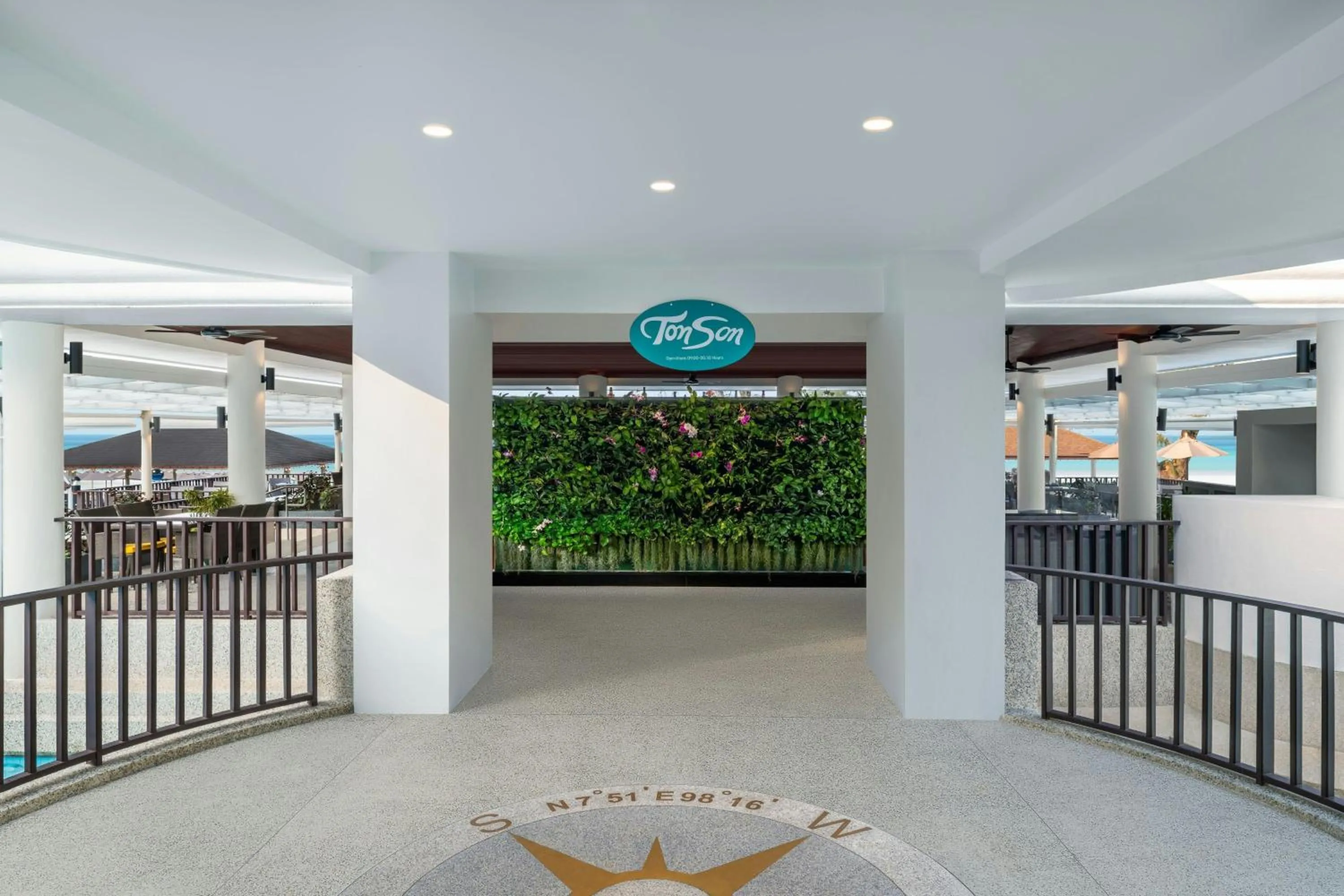 Lounge or bar in Le Meridien Phuket Beach Resort