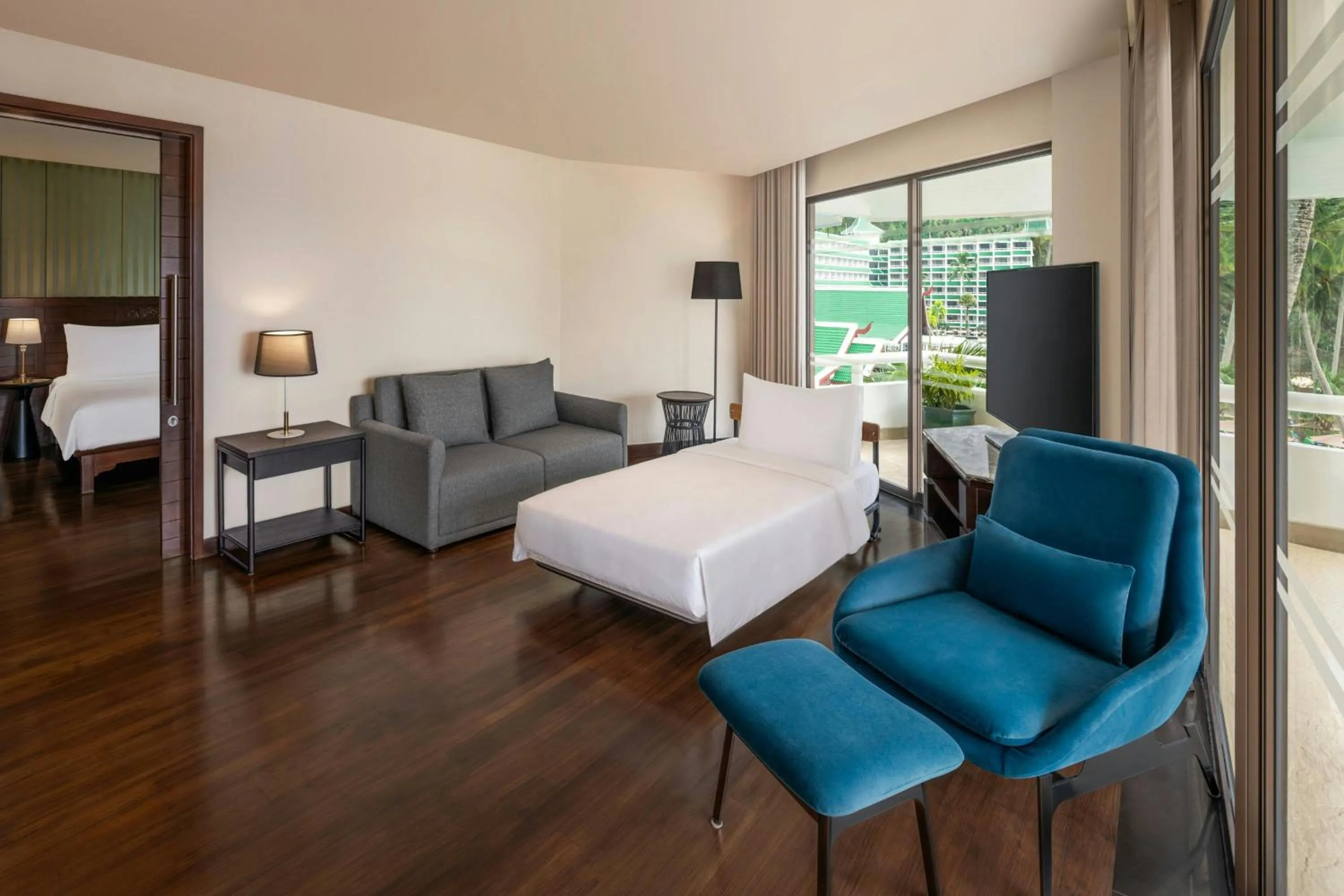 Photo of the whole room, Bed in Le Meridien Phuket Beach Resort