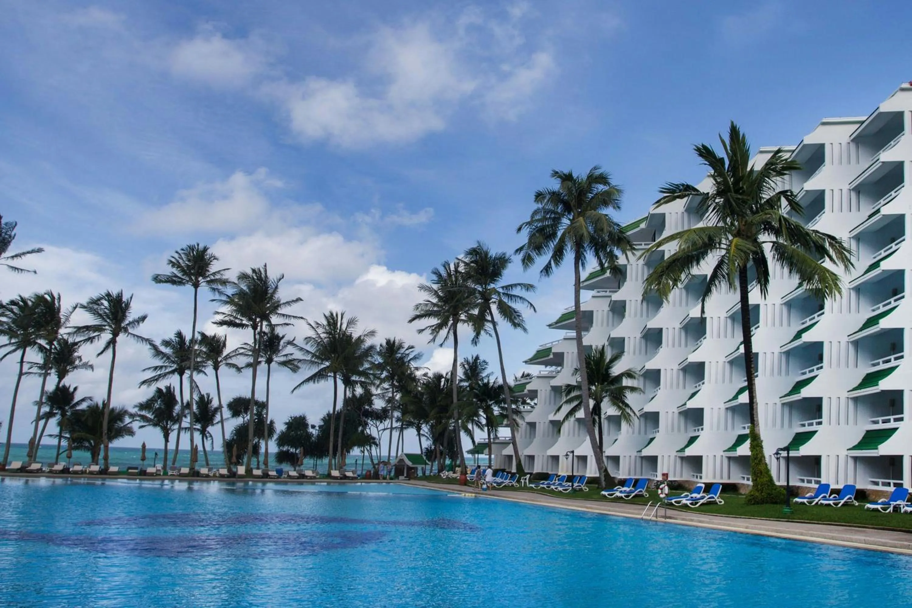 Swimming pool in Le Meridien Phuket Beach Resort
