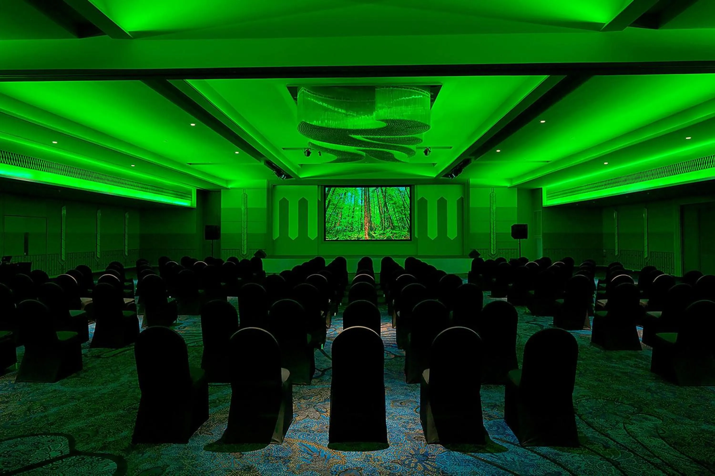 Entertainment in Le Meridien Phuket Beach Resort