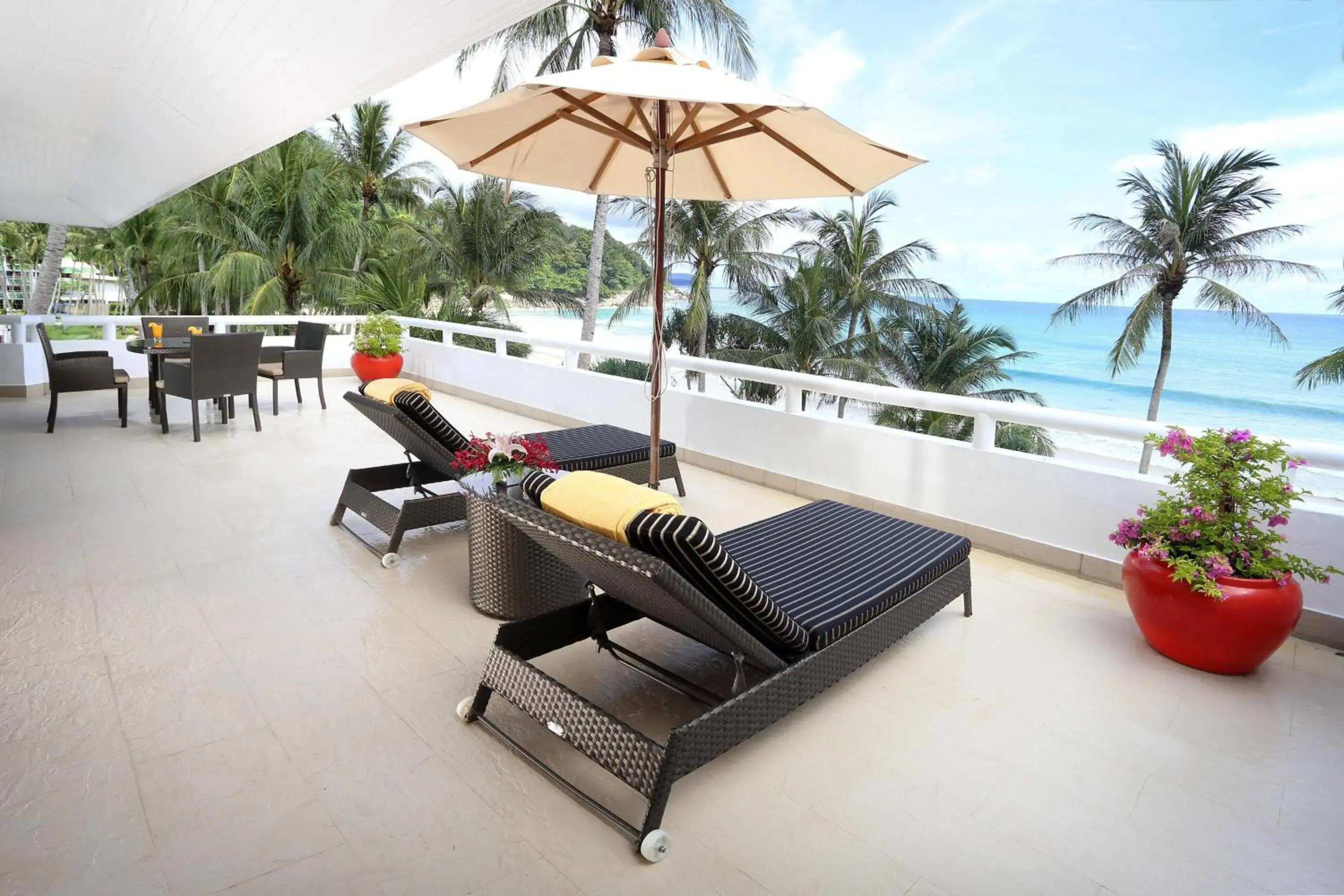 Deluxe Suite, 1 Bedroom Suite, 1 King, Oceanfront in Le Meridien Phuket Beach Resort Deluxe Suite, 1 Bedroom Suite, 1 King, Oceanfront in Le Meridien Phuket Beach Resort