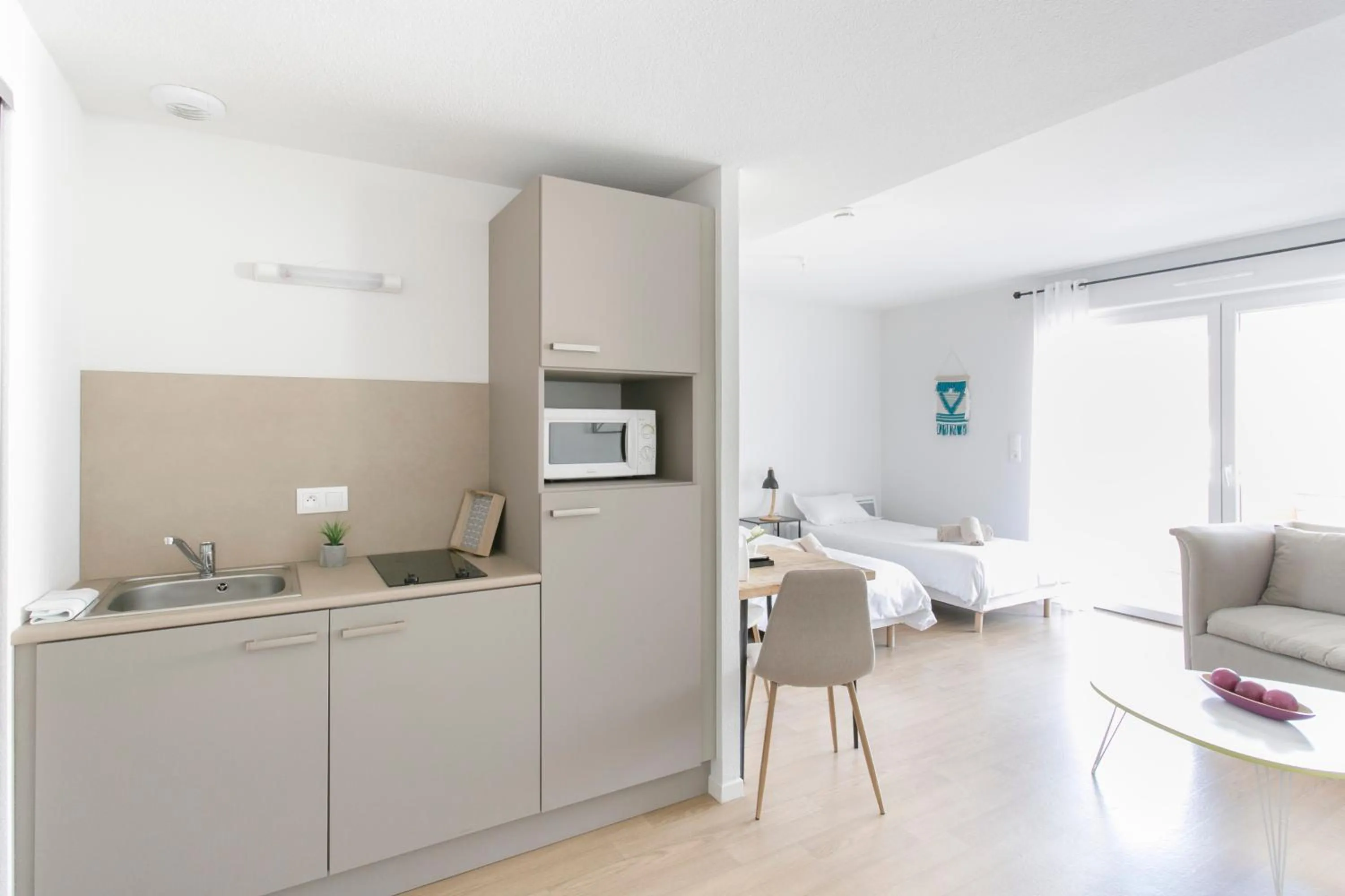 Kitchen or kitchenette in Zenao Appart'hôtels Mulhouse