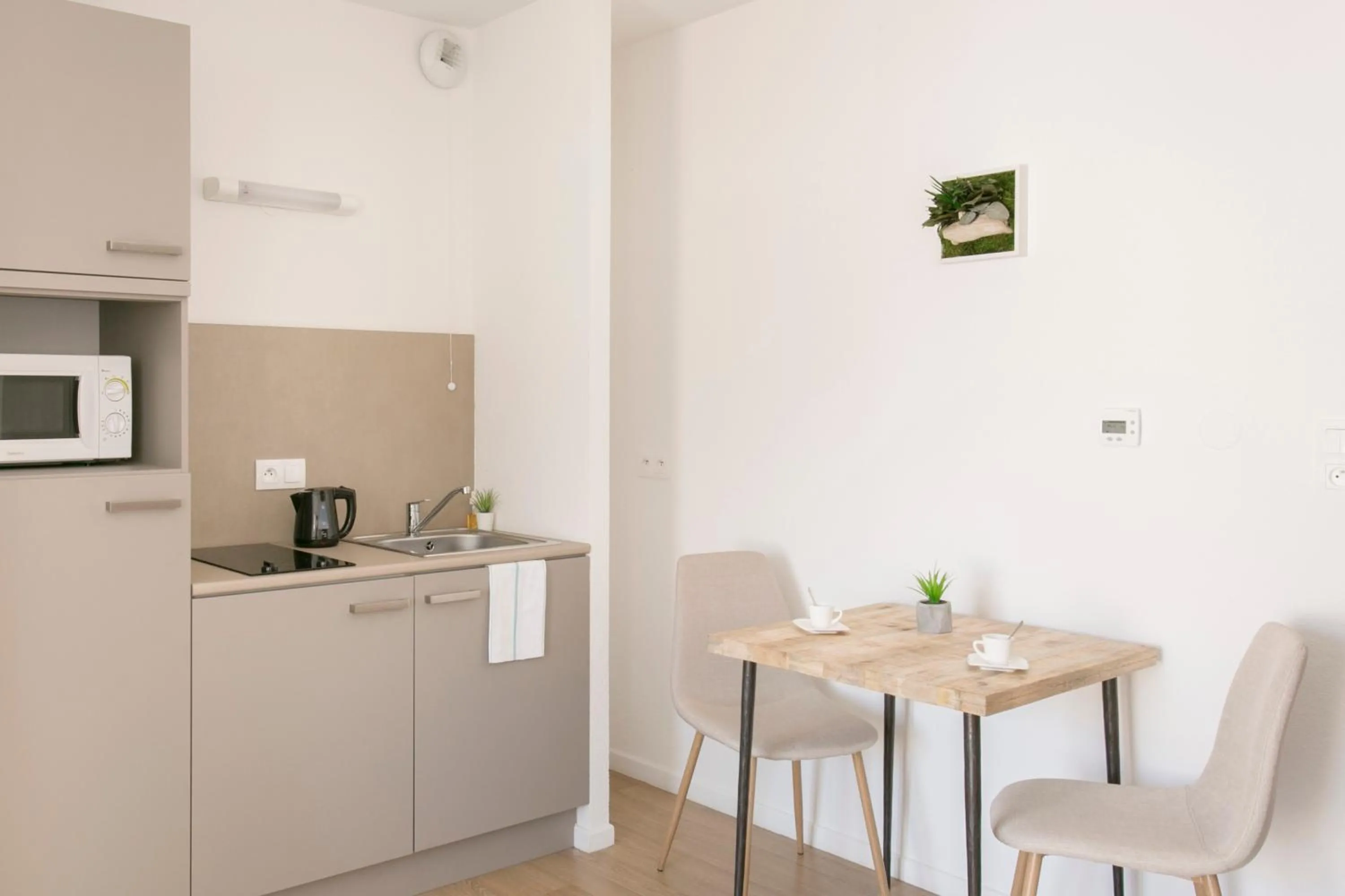 Dining area in Zenao Appart'hôtels Mulhouse