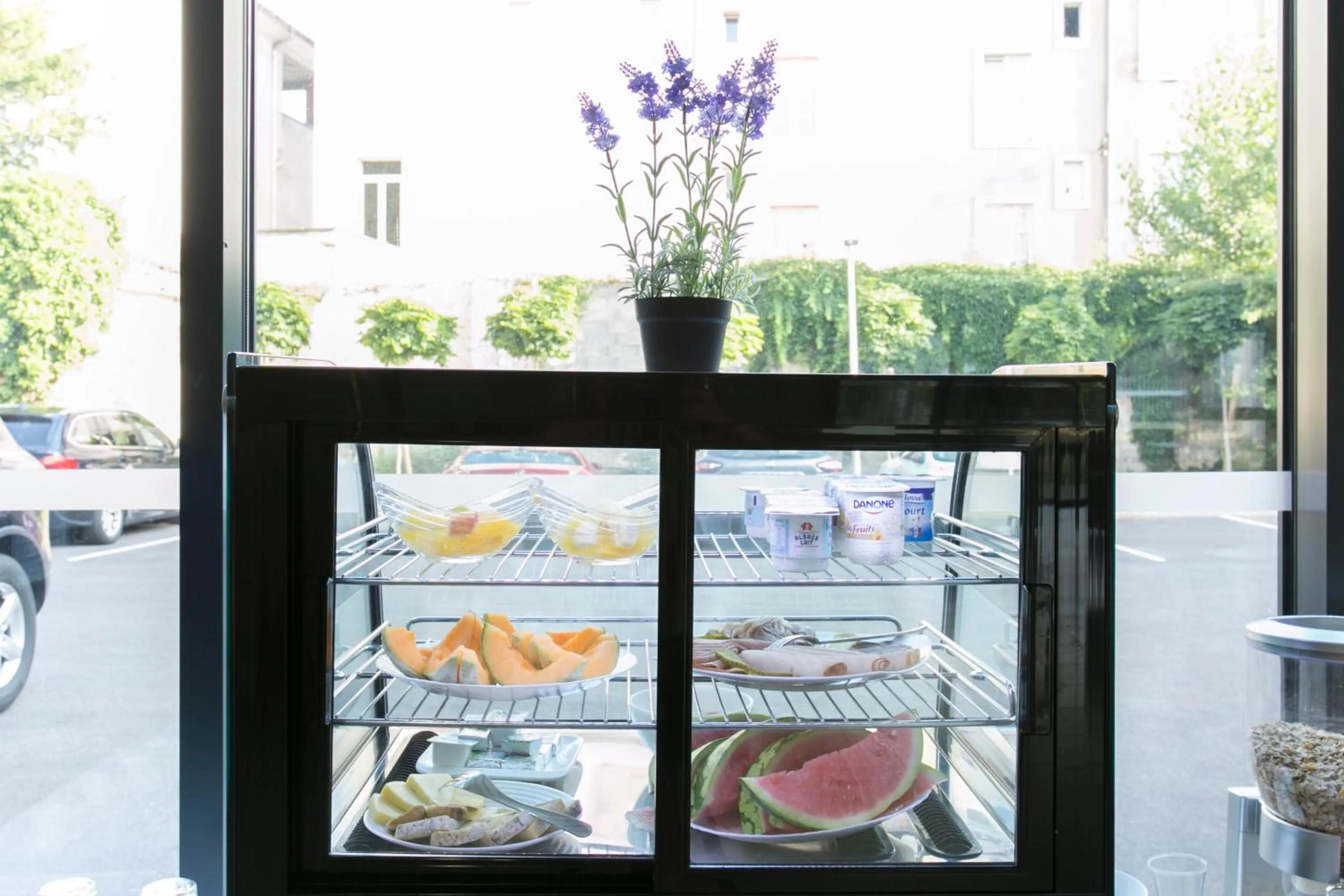 Buffet breakfast in Zenao Appart'hôtels Mulhouse