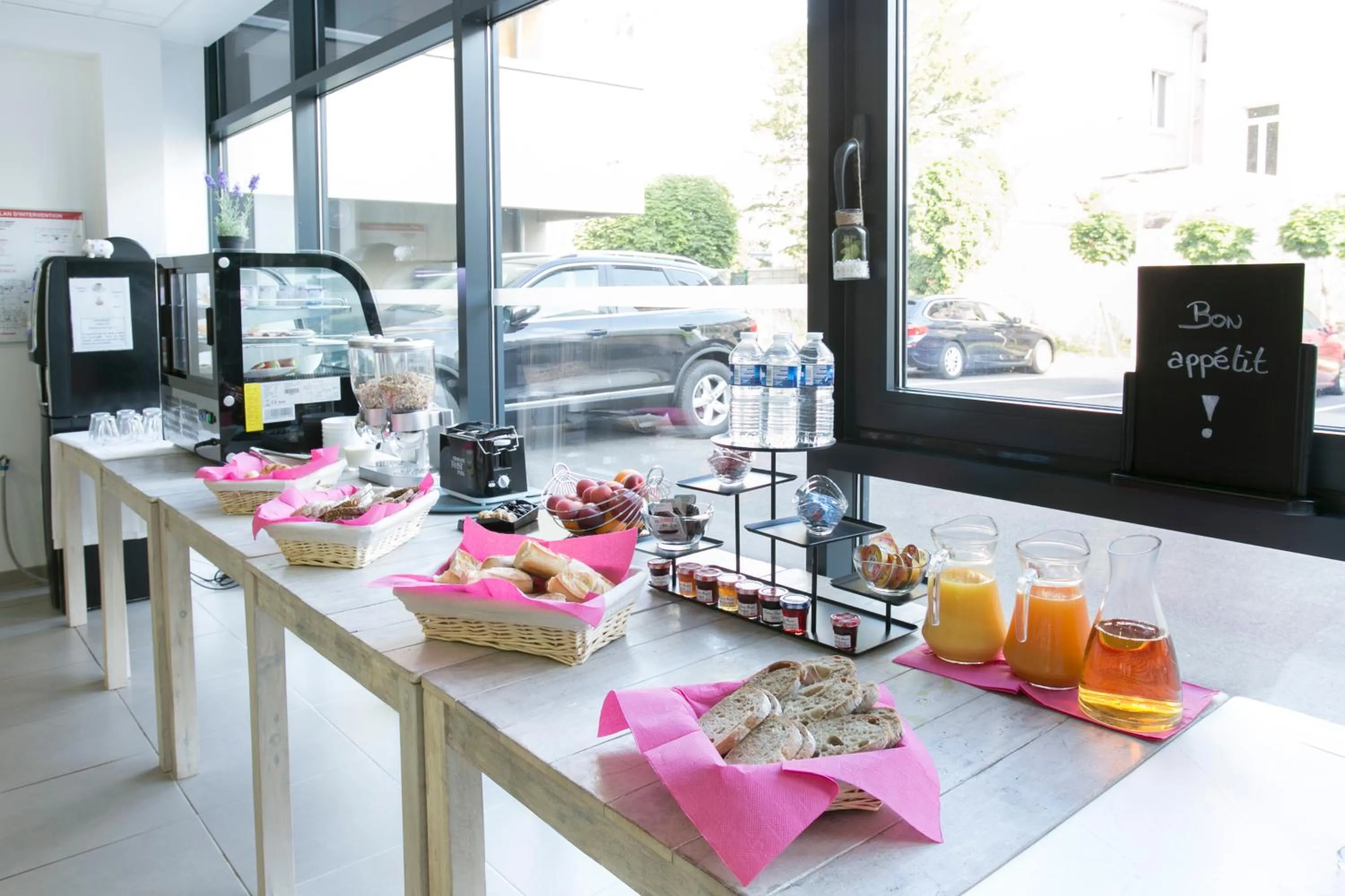 Breakfast in Zenao Appart'hôtels Mulhouse