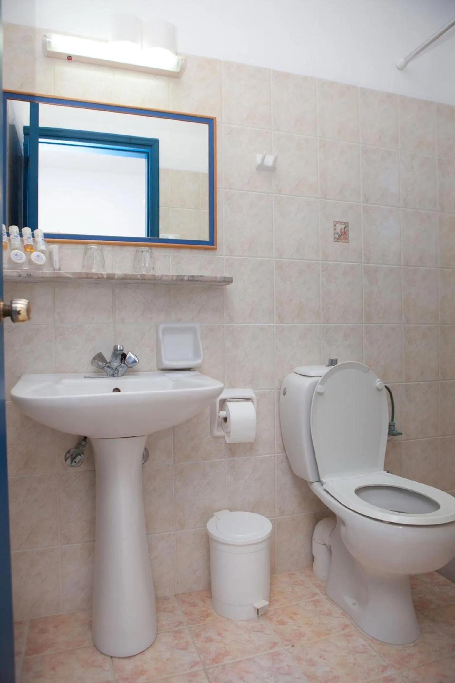 Toilet in Vardes Hotel Studios