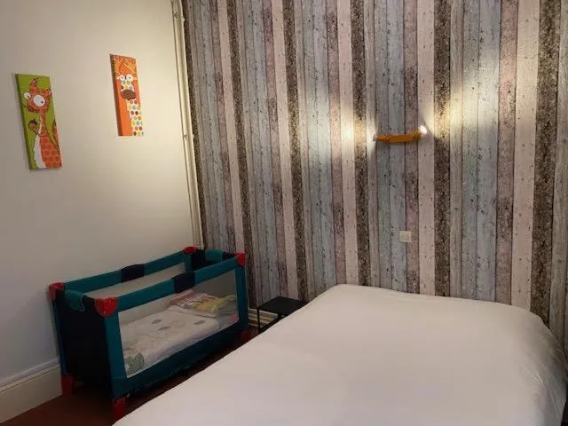 cot, Bed in Hôtel La Villa Lorraine