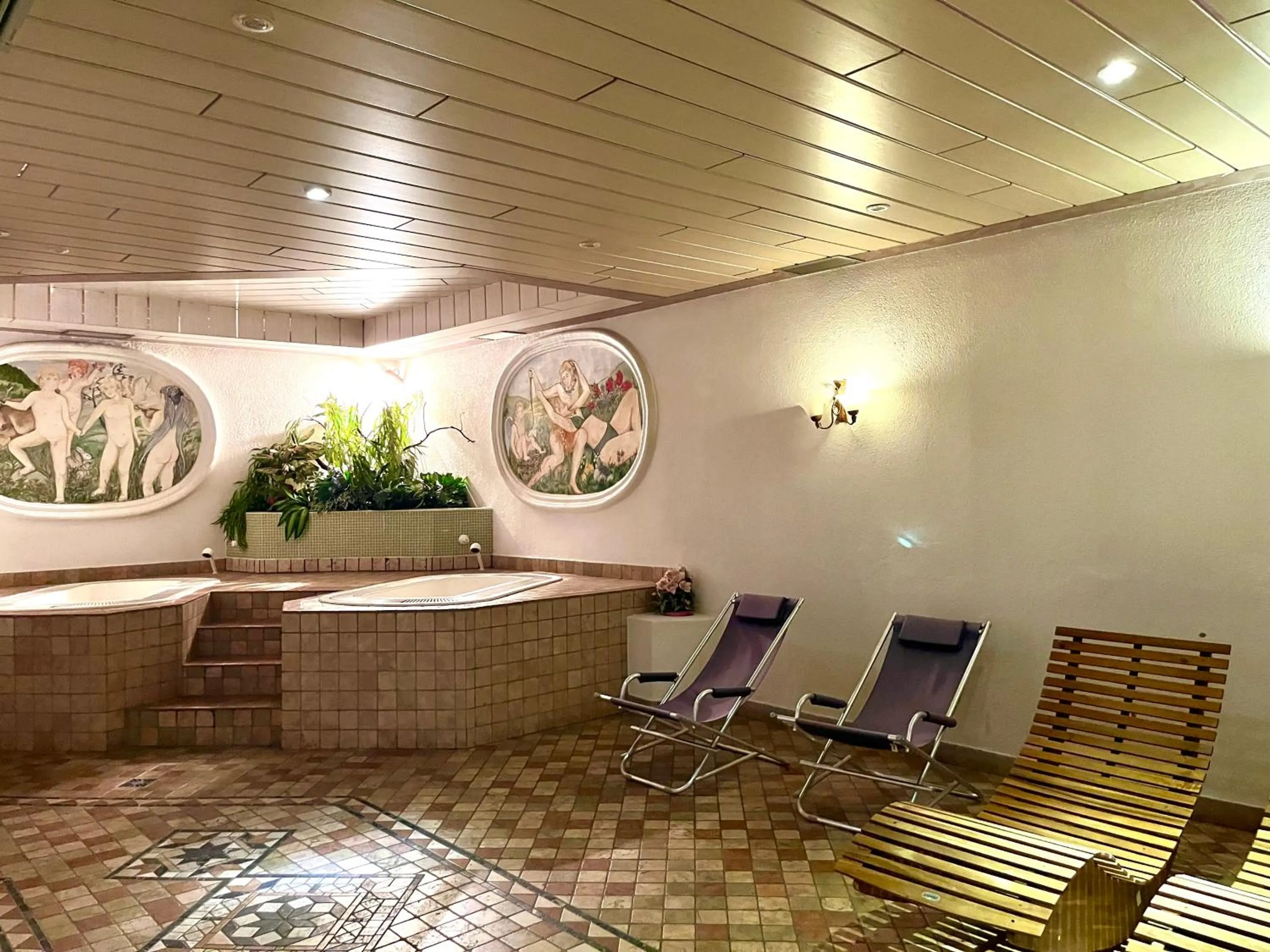 Hot Tub in Hotel Rododendro Val di Fassa