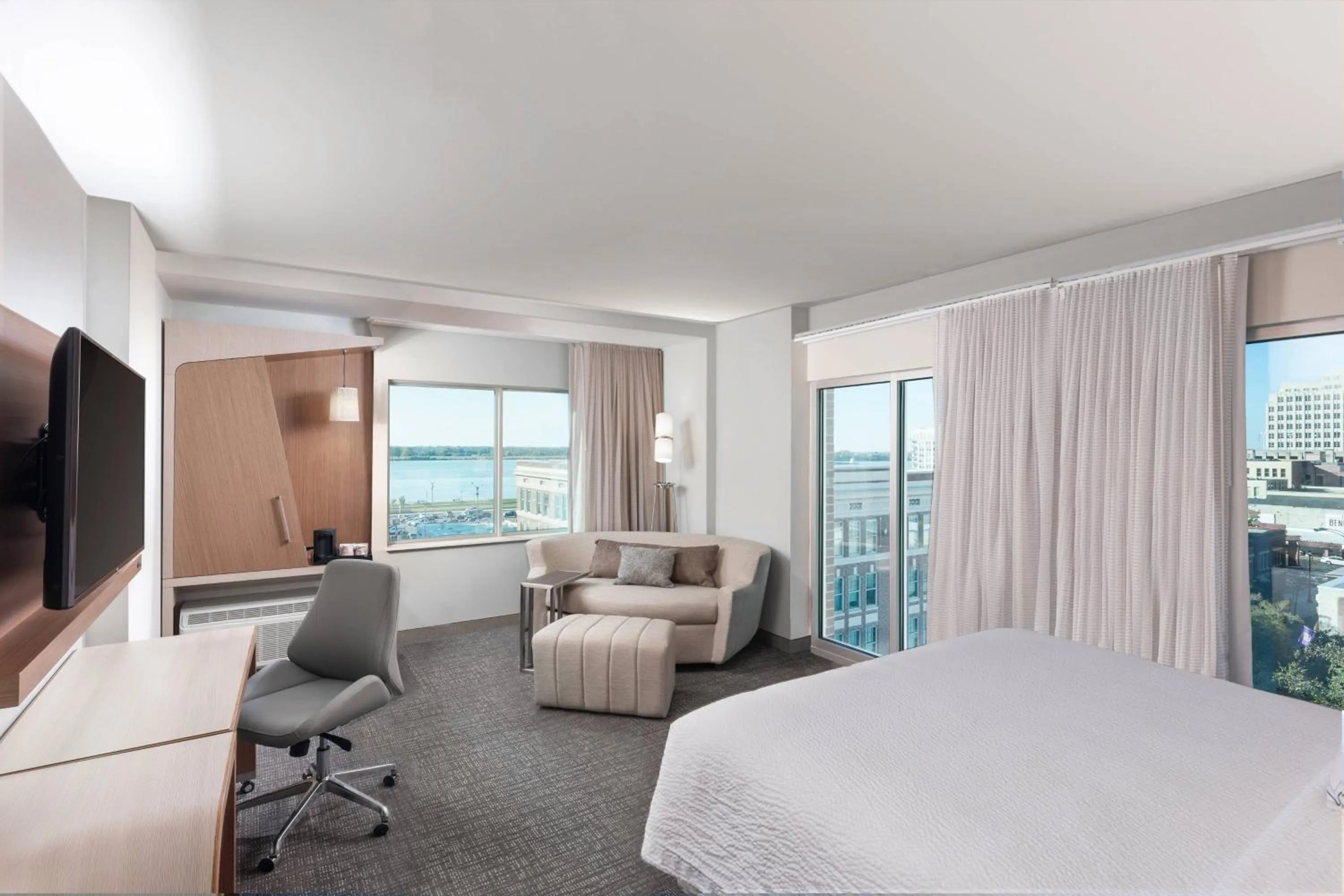 Photo of the whole room, Bed in Courtyard by Marriott Baton Rouge Downtown