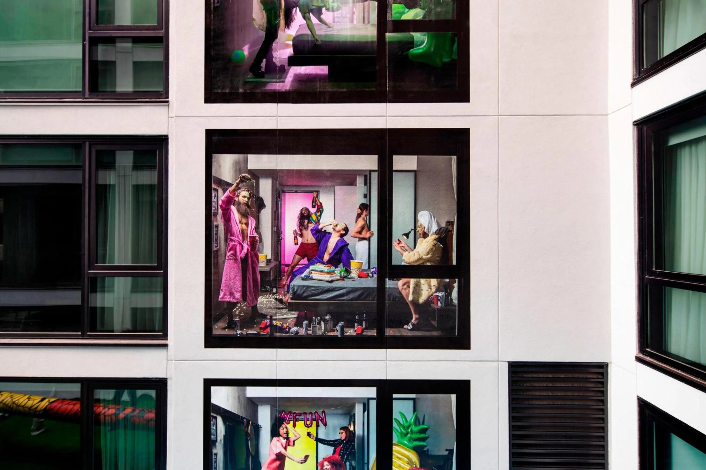 Photo of the whole room in Moxy Chicago Downtown