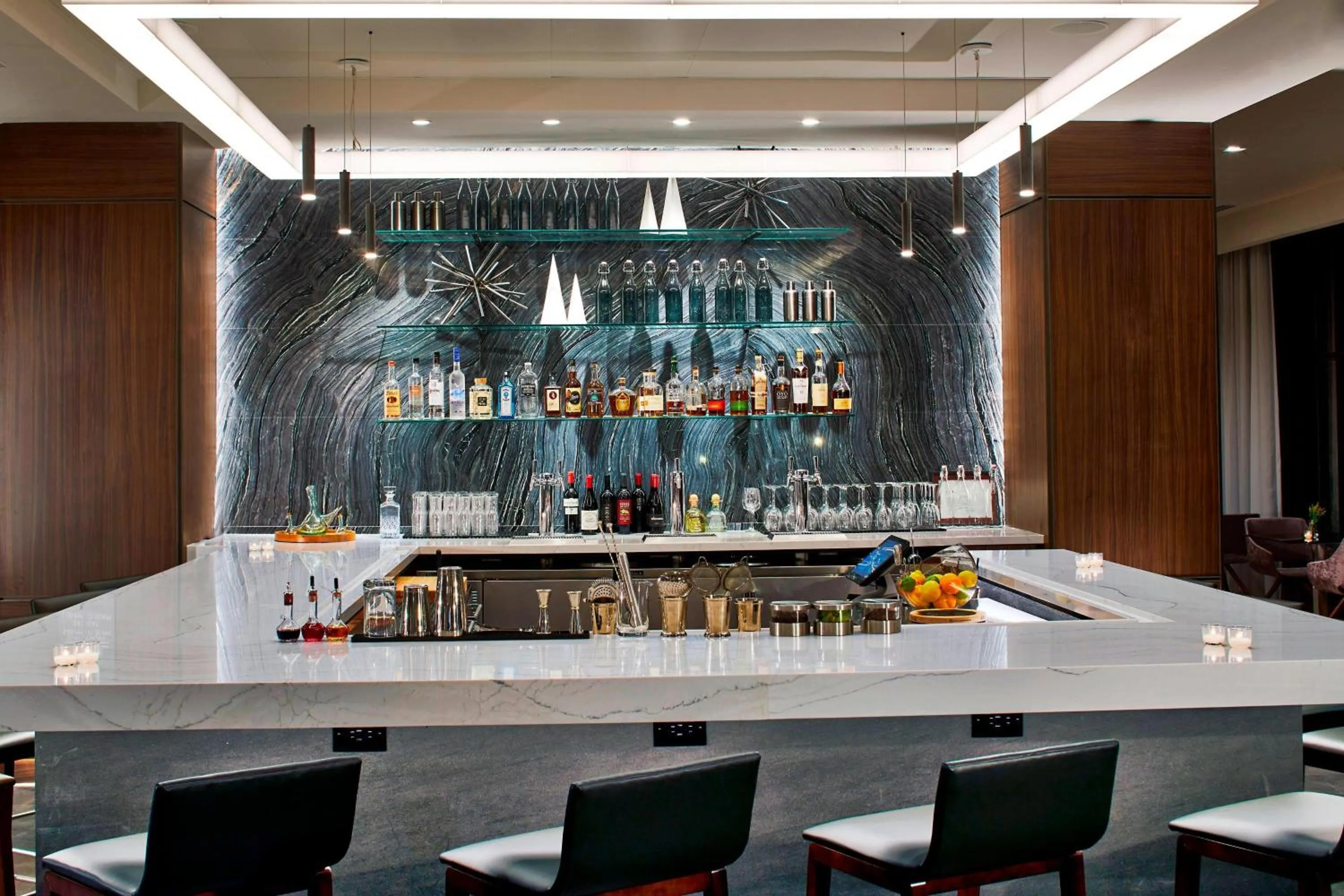 Lounge or bar in AC Hotel by Marriott Cleveland Beachwood