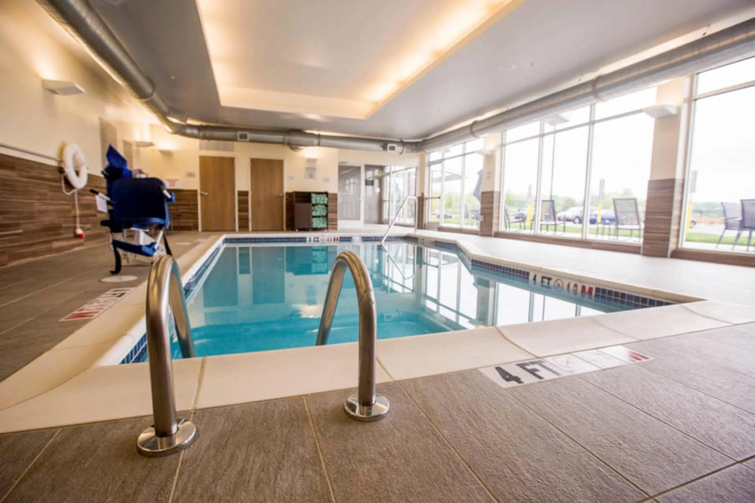 Swimming pool in Fairfield Inn & Suites by Marriott Philadelphia Broomall/Newtown Square