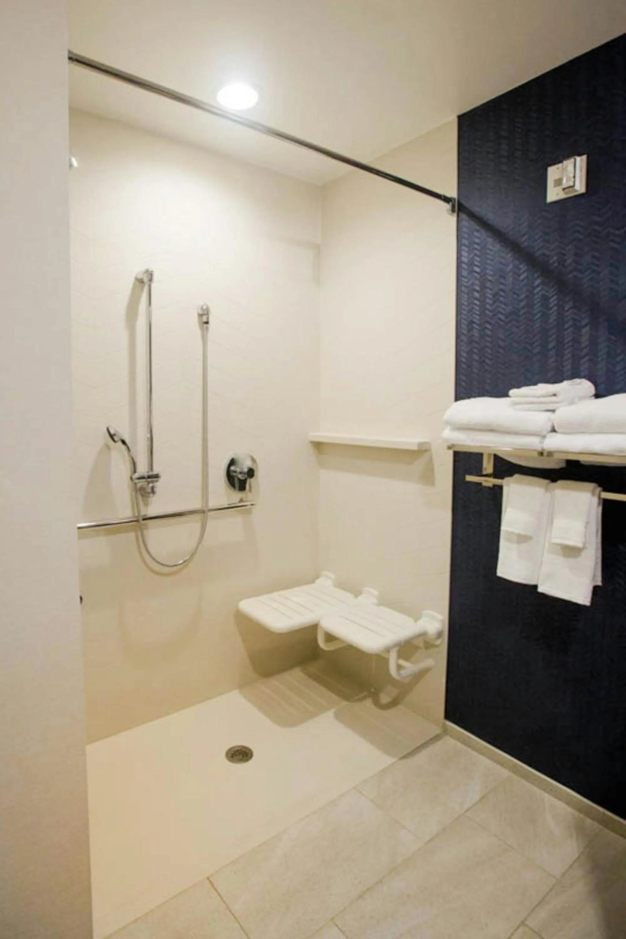Bathroom in Fairfield Inn & Suites by Marriott Philadelphia Broomall/Newtown Square