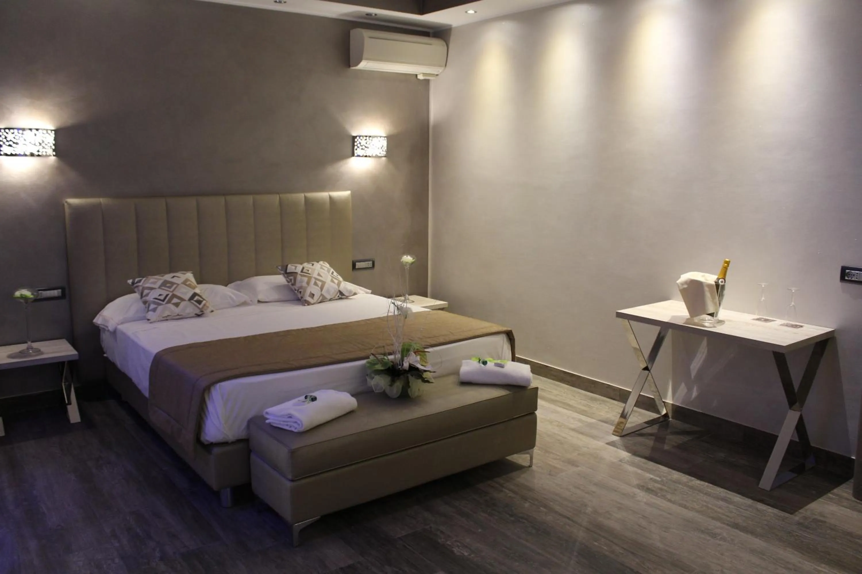 Decorative detail, Bed in Hotel Aquila