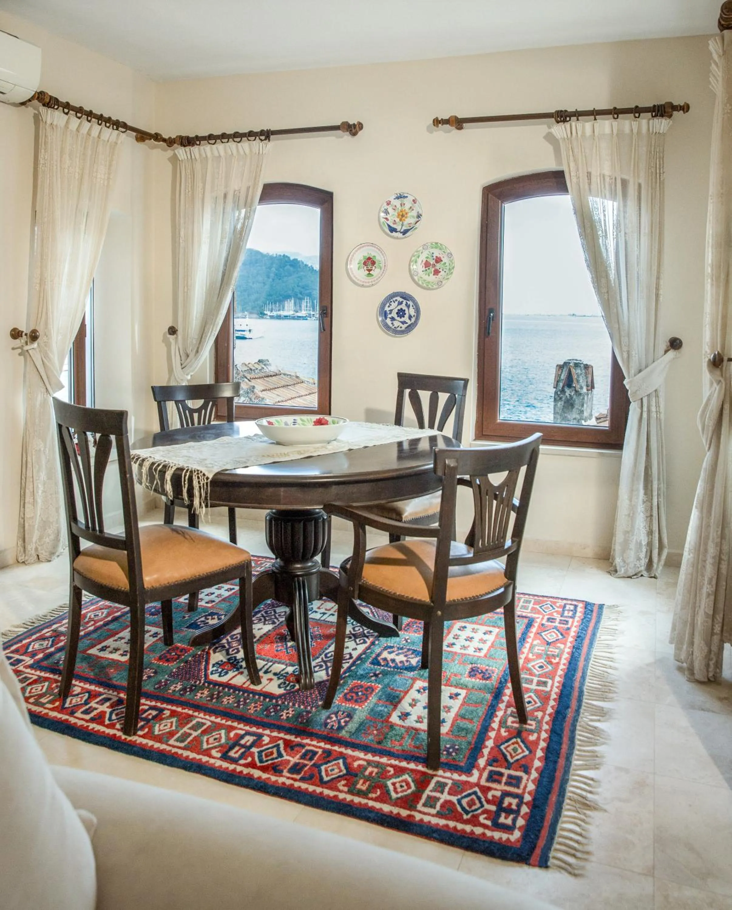 Dining area in Two Stone Homes Metis