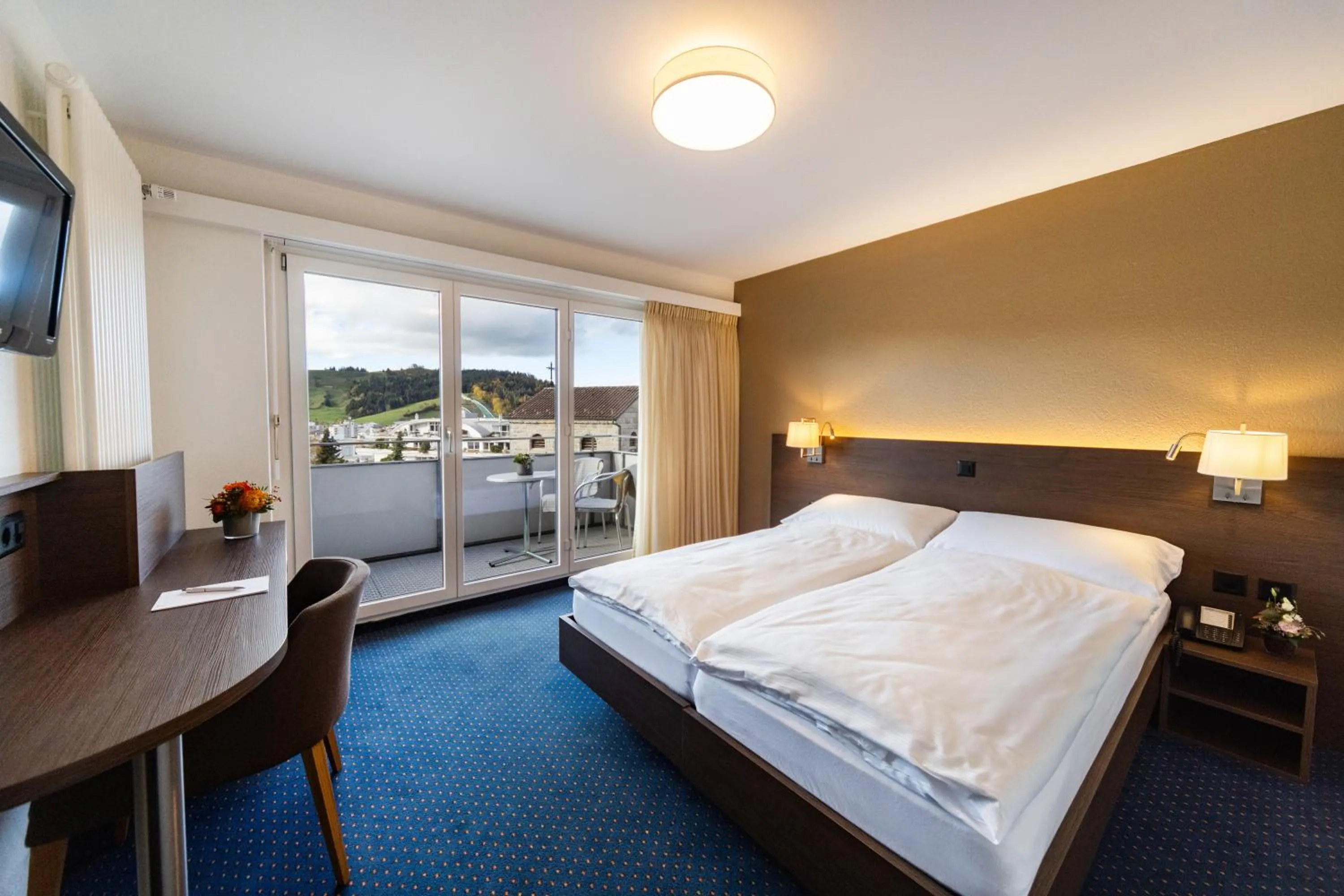 View (from property/room), Bed in Hotel Drei Könige