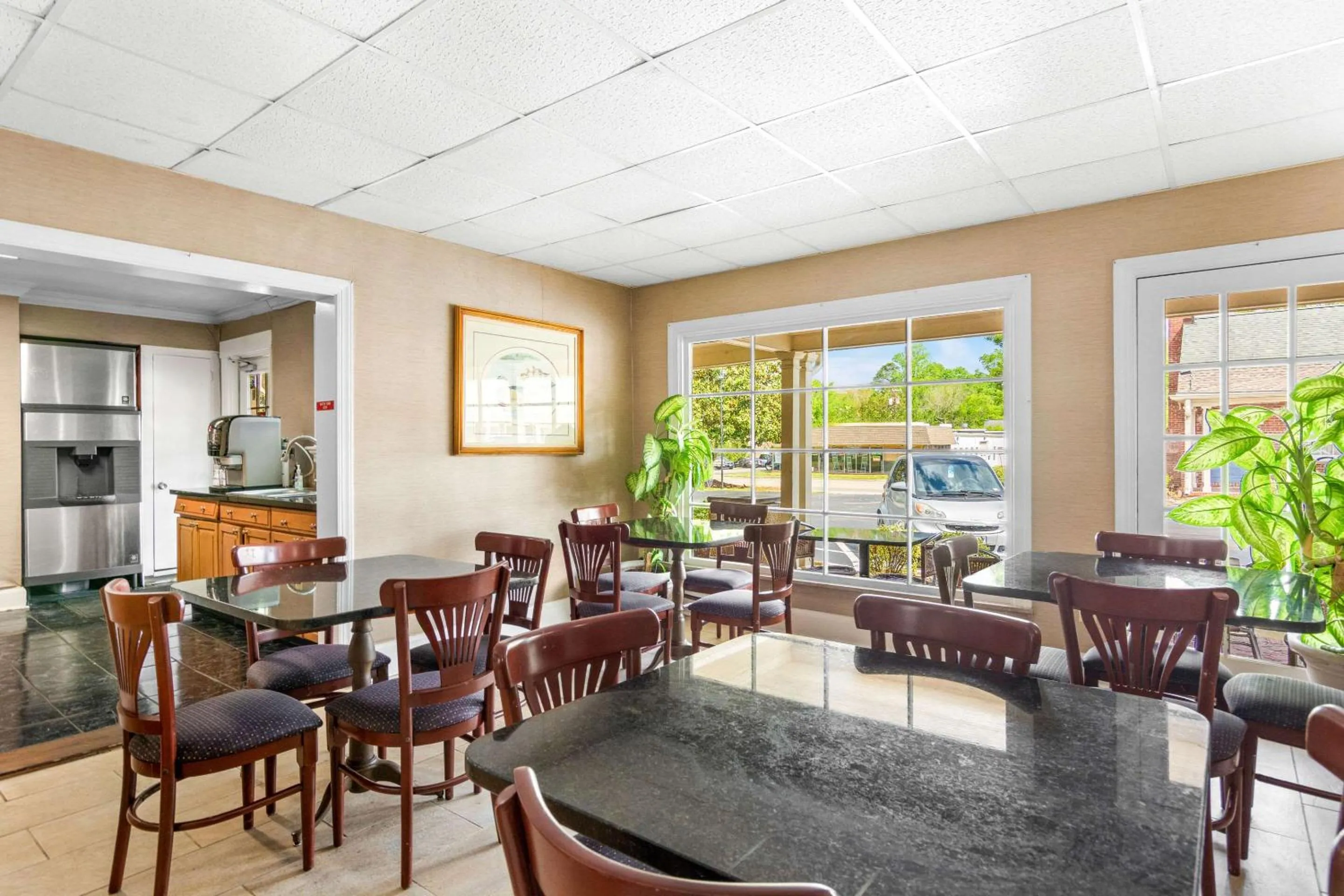 Breakfast in Rodeway Inn Williamsburg Edge District